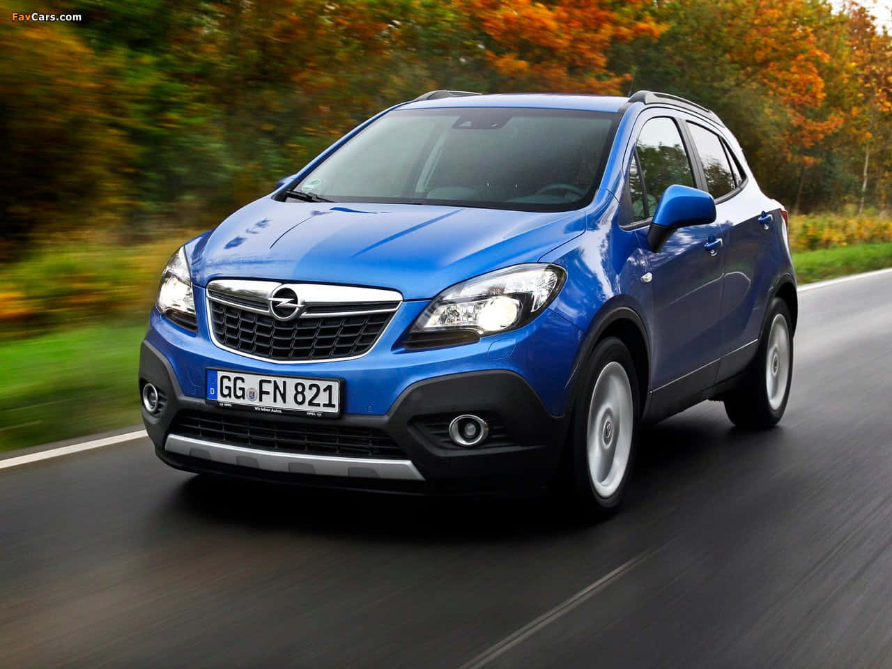 Opel Mokka Perak Yang Ramping Di Jalan Wallpaper