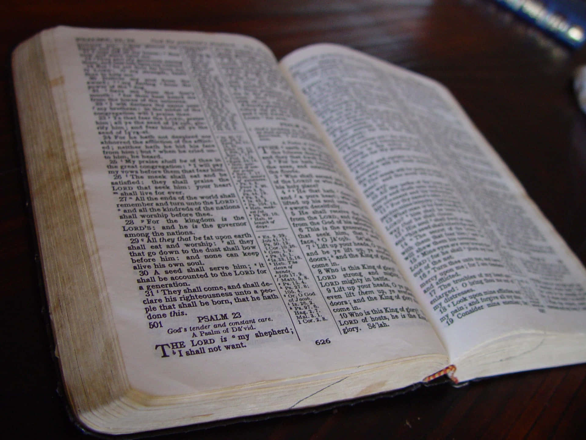 Bible Ouverte Sur Table Fond d'écran