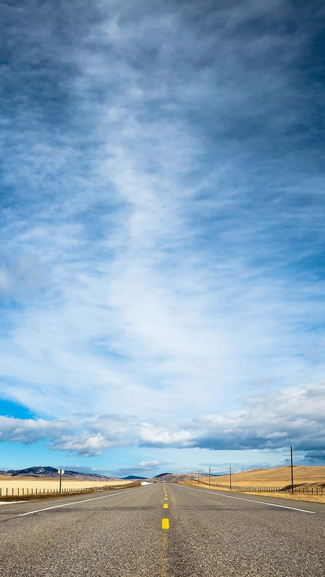 Open Weg Onder Uitgestrekte Lucht Achtergrond