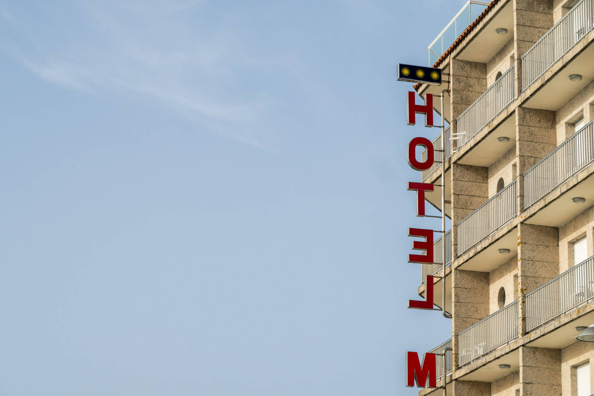 Tag billeder af din rejse i et simpelt tema med et kontrasterende hotel skilt. Wallpaper