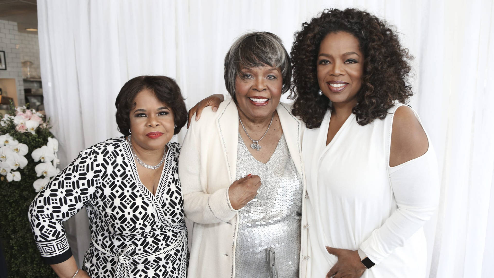 Oprah Winfrey With Mom And Sister Background