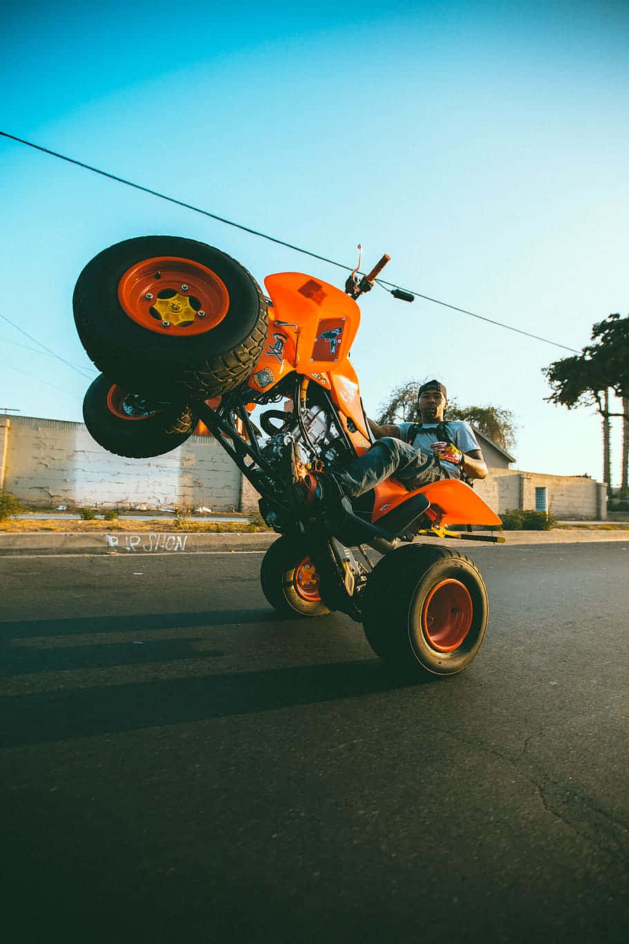 Oranje A T V Wheelie Stunt Achtergrond