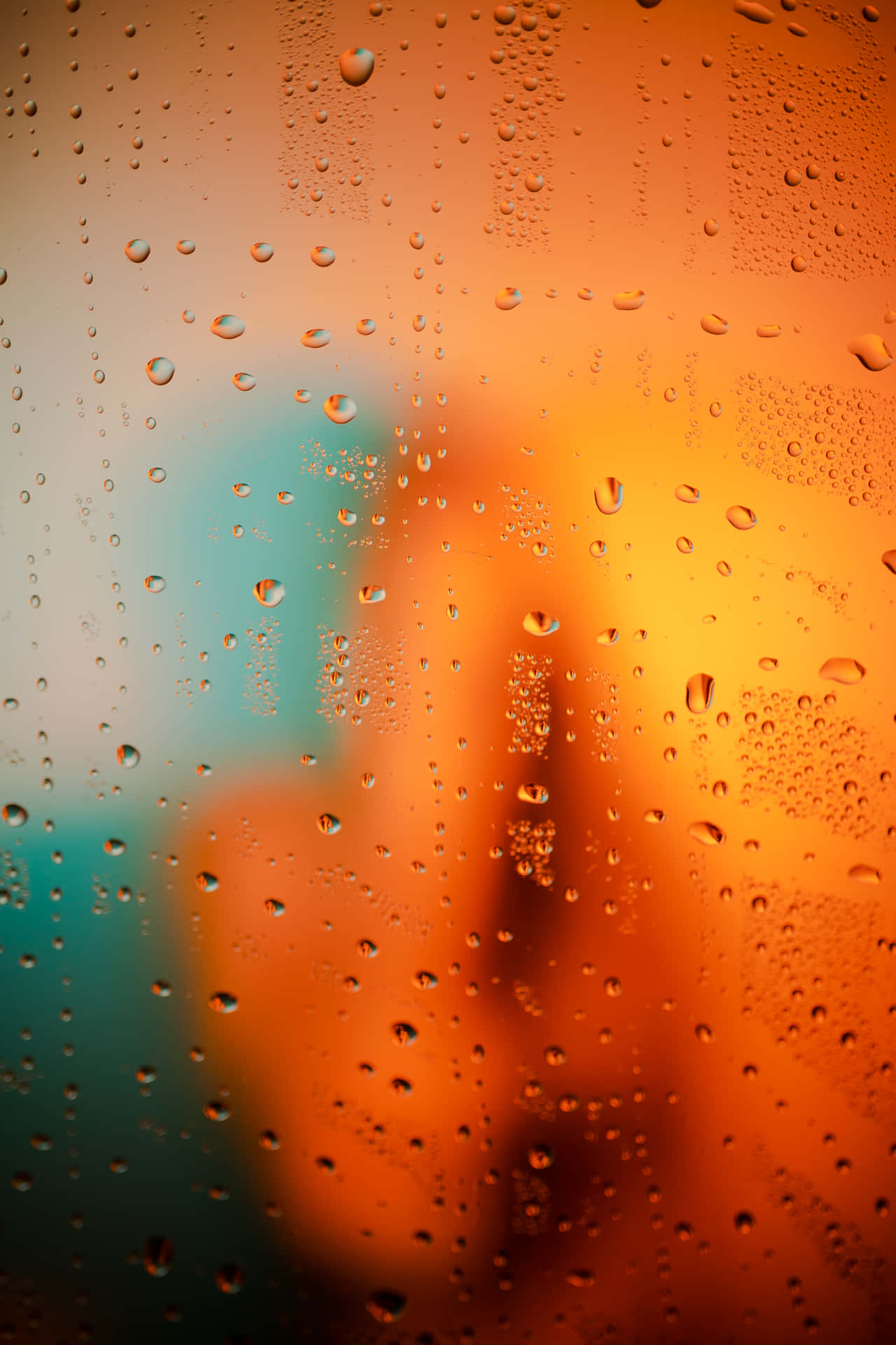 Regentropfenauf Orangefenster Und Türkisfarbenem Hintergrund Wallpaper