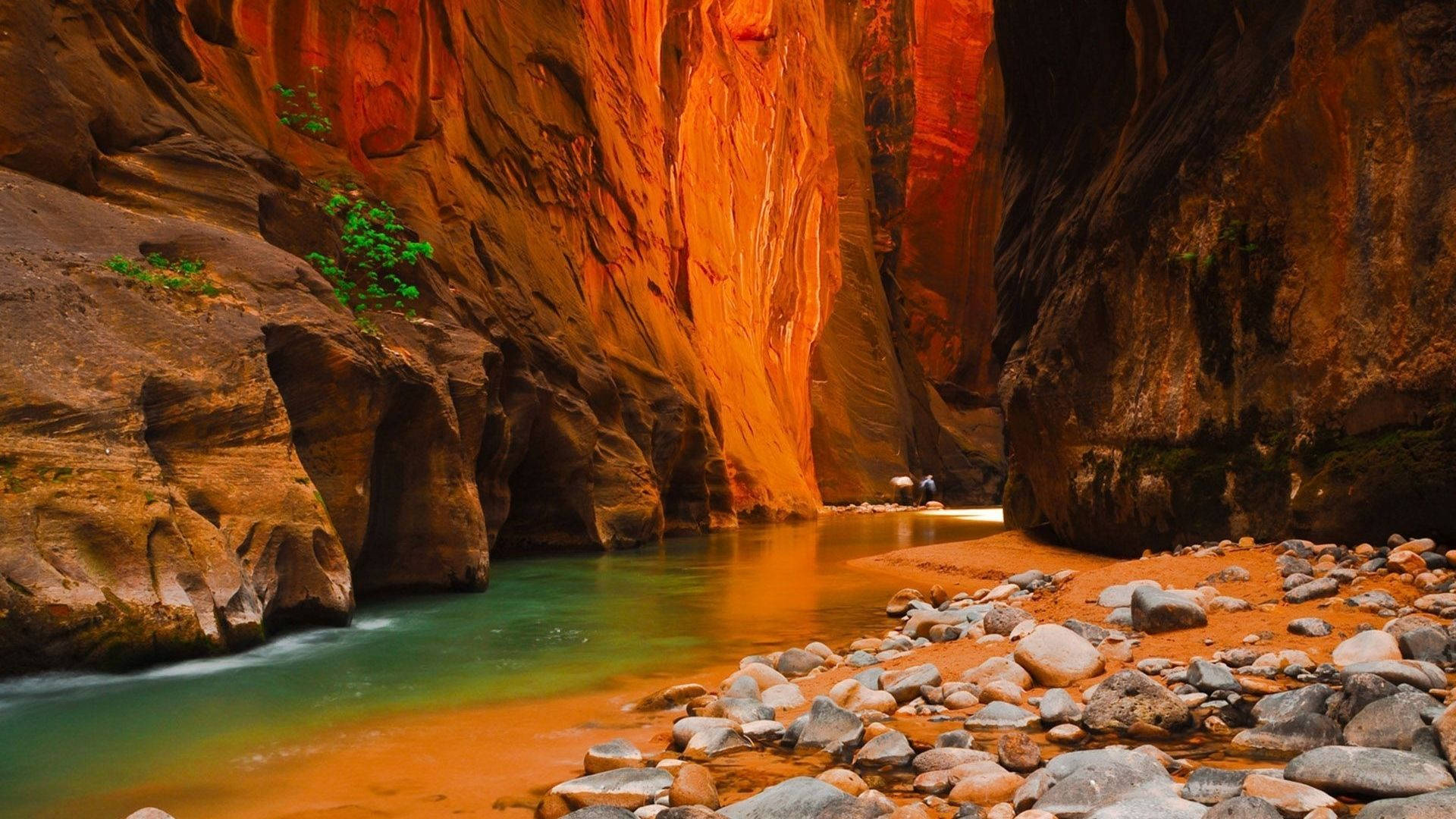 Orange Cave Med Flod Wallpaper