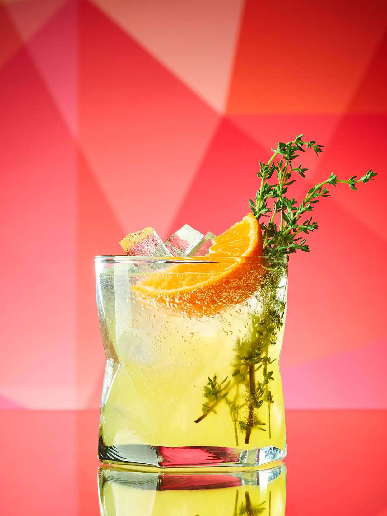 Orange Cocktail Drikke på Geometrisk Rød Baggrund Wallpaper