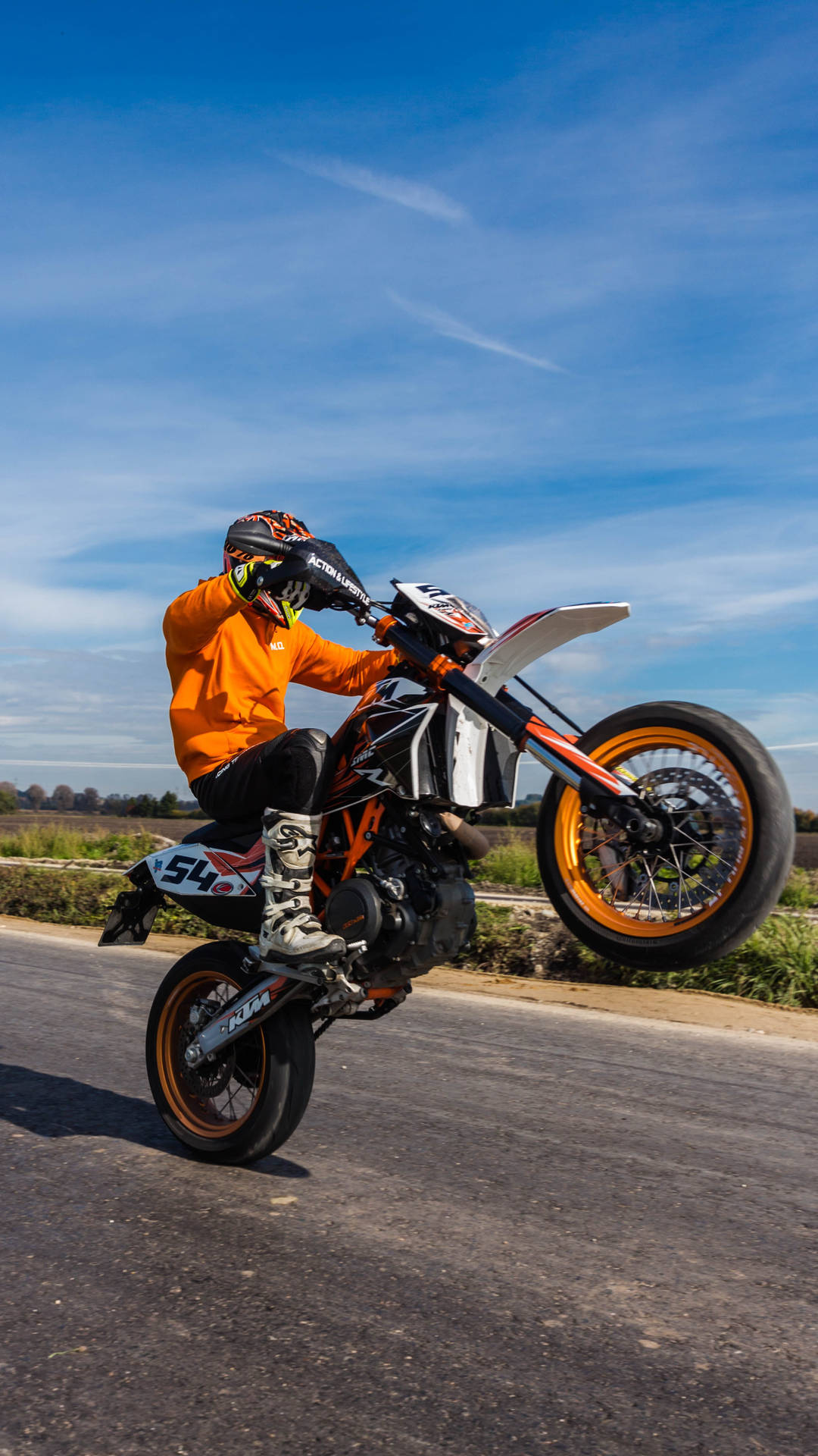 Orangektm 4k Biker On Track: Orange Ktm 4k Motorcyklist På Banan Wallpaper
