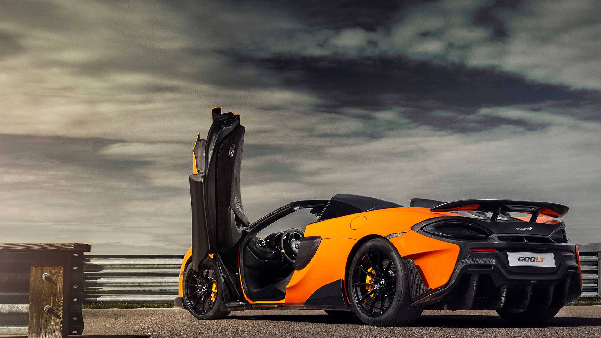 Orange McLaren Spyder på bjergvej tapet. Wallpaper
