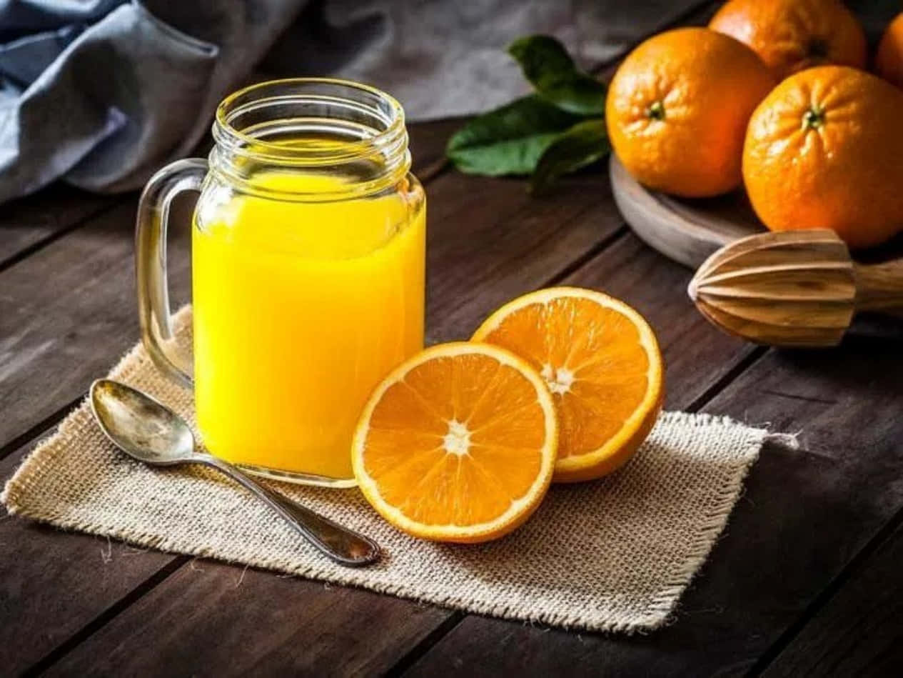 Hellleuchtende Orangefarbene Frucht Sticht Aus Ihrer Umgebung Hervor.
