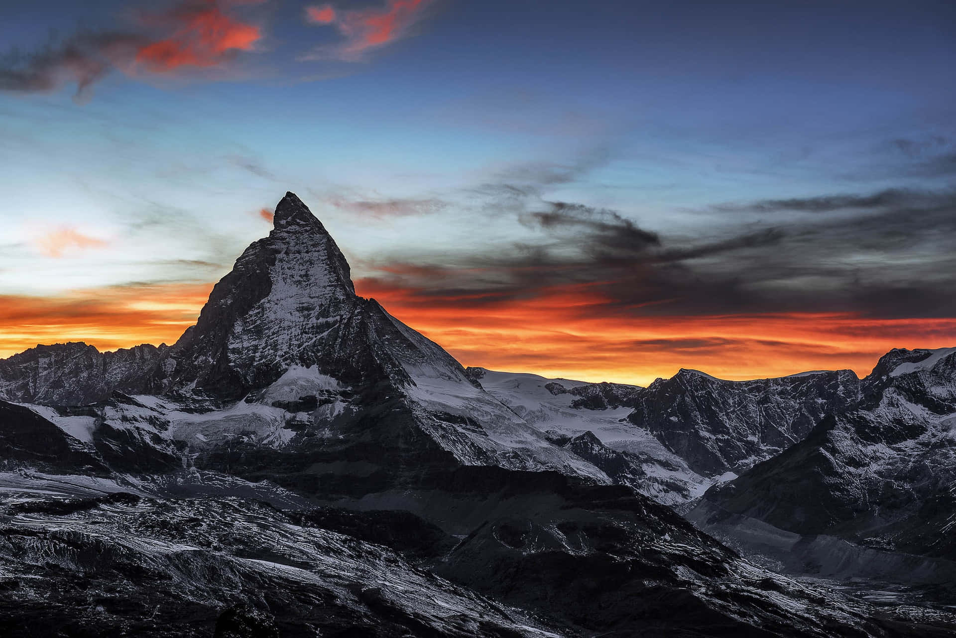 Orangesolnedgångshimmel Bakom Matterhorn. Wallpaper