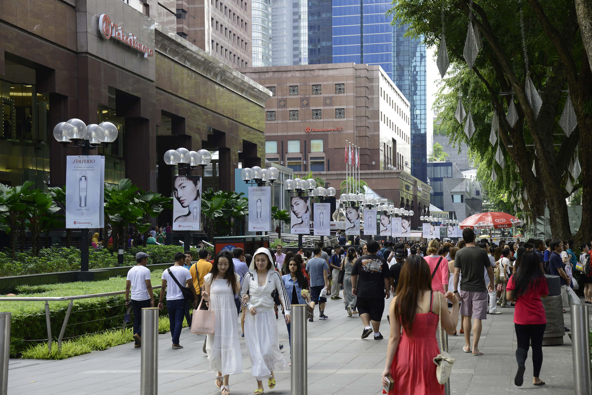 Orchard Road Singapore Crowdand Shopping Area Wallpaper