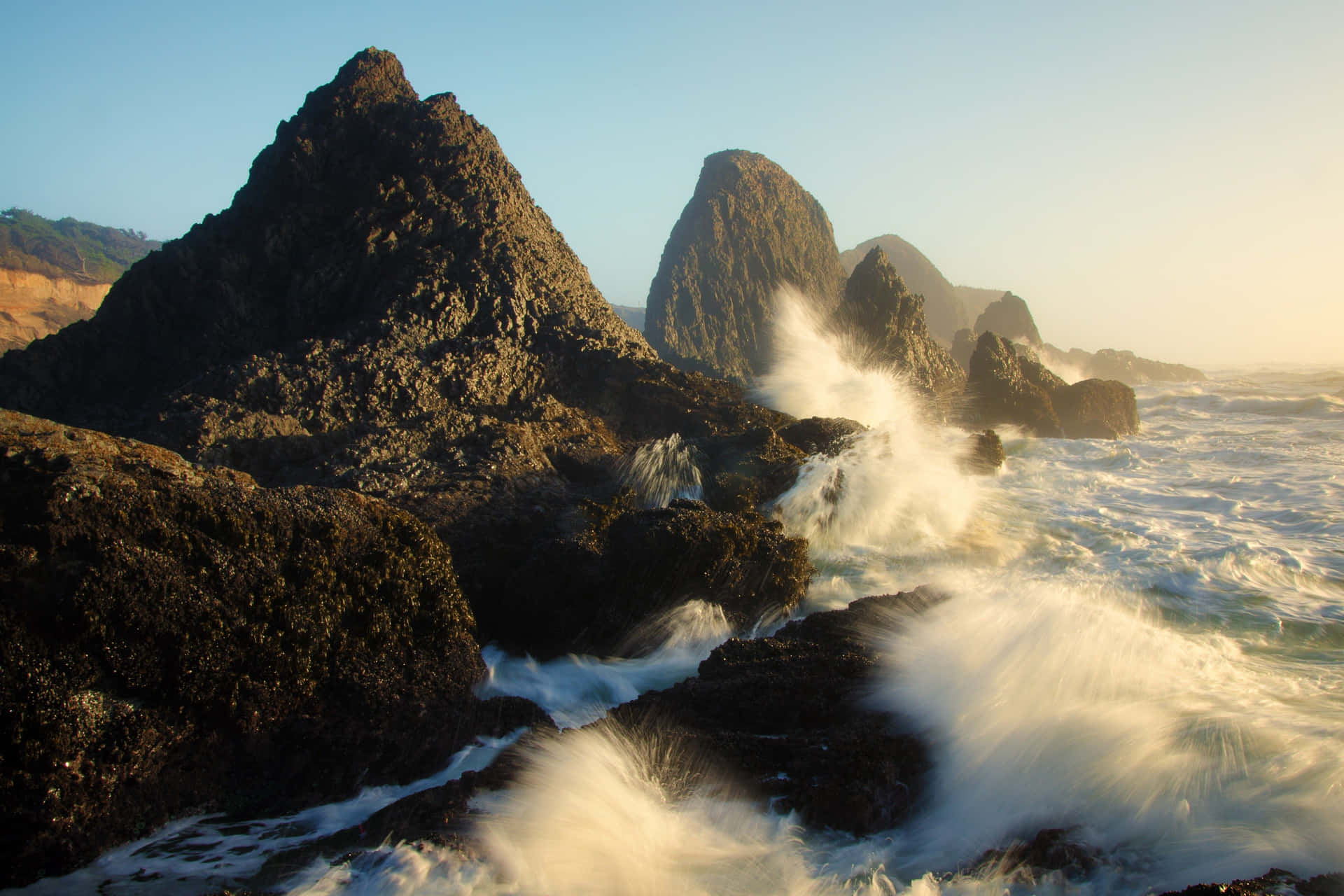 Unagran Ola Se Estrella Sobre Las Rocas En El Océano