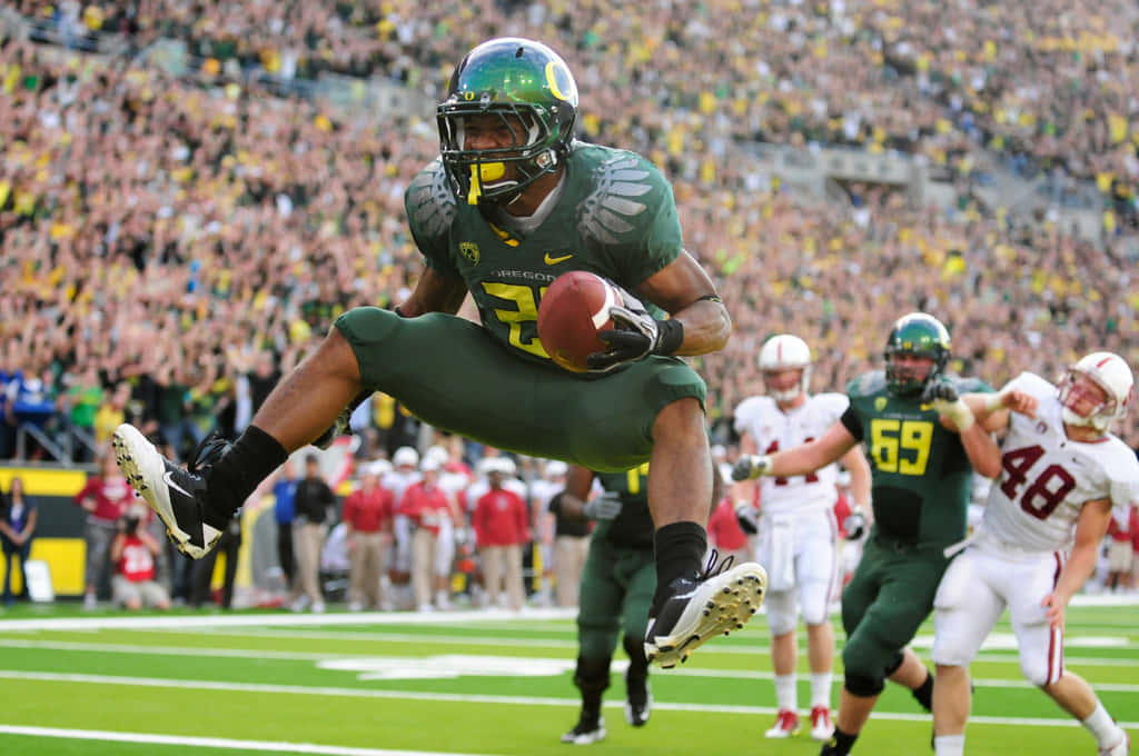 Oregon Ducks Football Team in Action Wallpaper