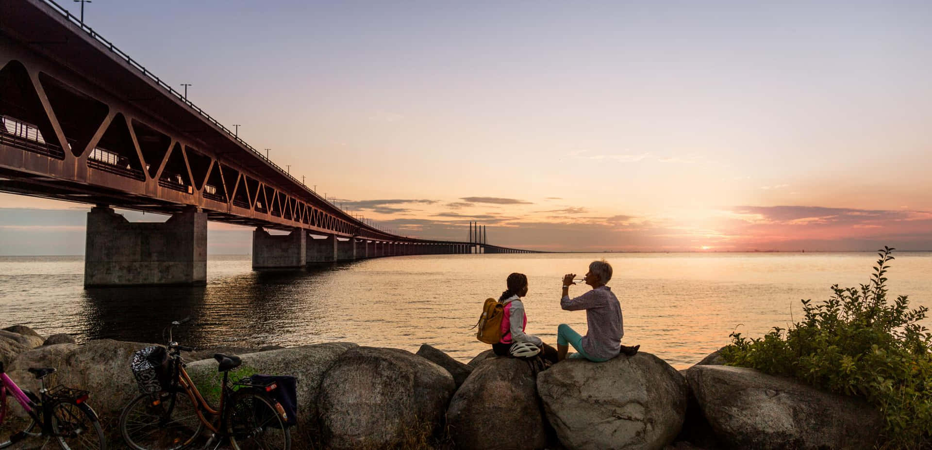 Puentede Øresund Pareja Romántica Atardecer Fondo de pantalla