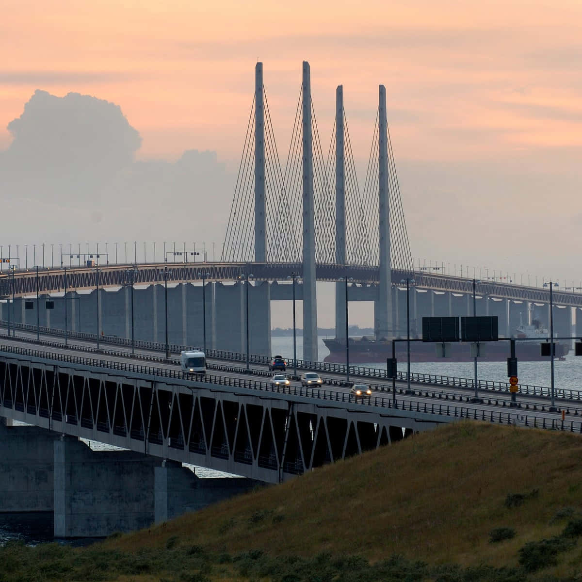 Seccióndel Puente De Oresund En Malmö, Suecia Fondo de pantalla