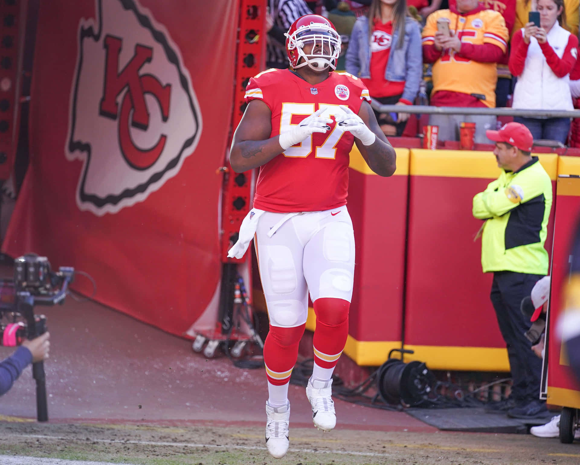Orlando Brown Jr. Kansas City Chiefs Player Out The Tunnel Wallpaper