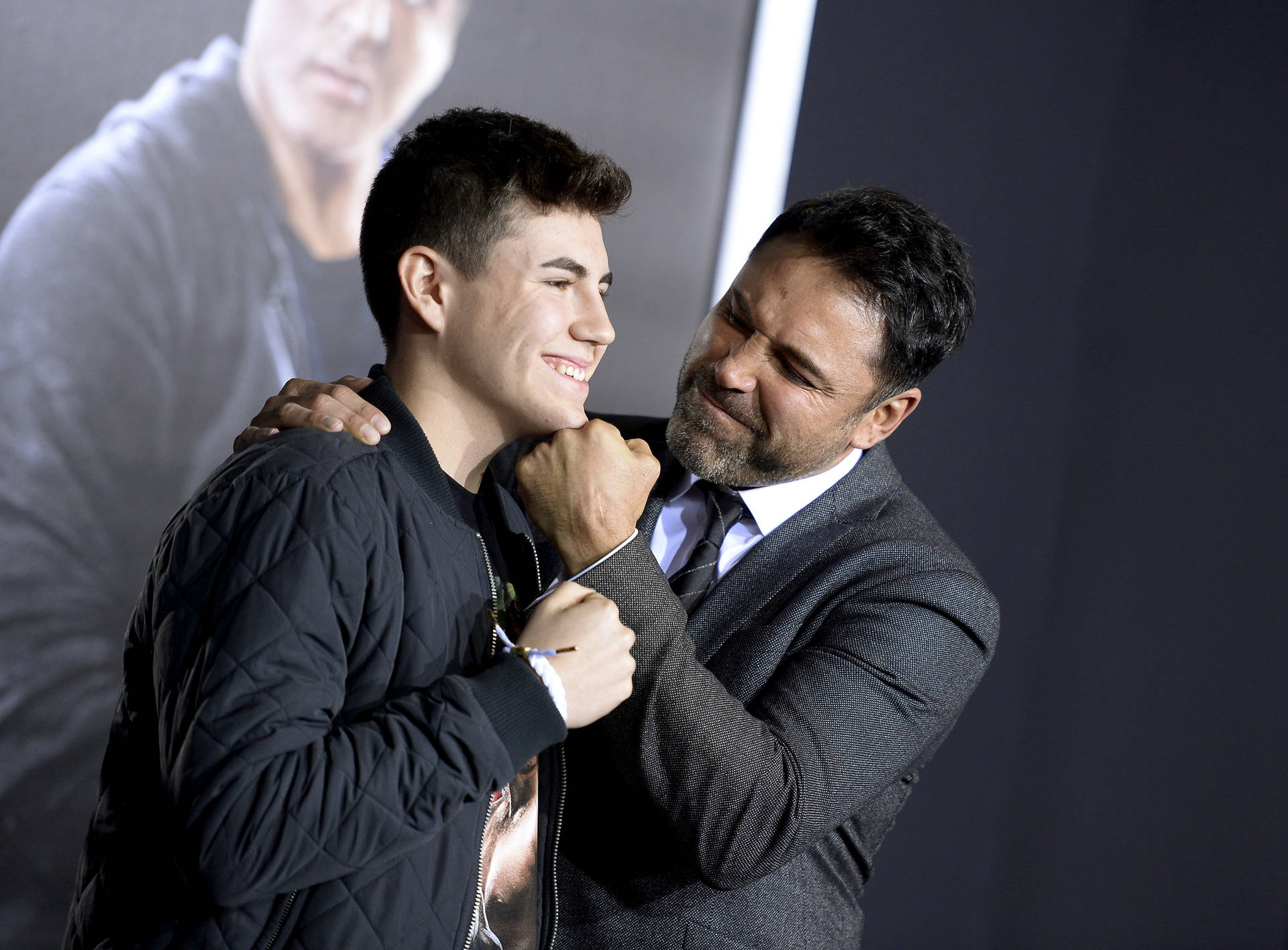 Oscarde La Hoya Med Son - This Would Be Appropriate As A Caption For A Computer Or Mobile Wallpaper Featuring A Photo Of Oscar De La Hoya And His Son. Wallpaper