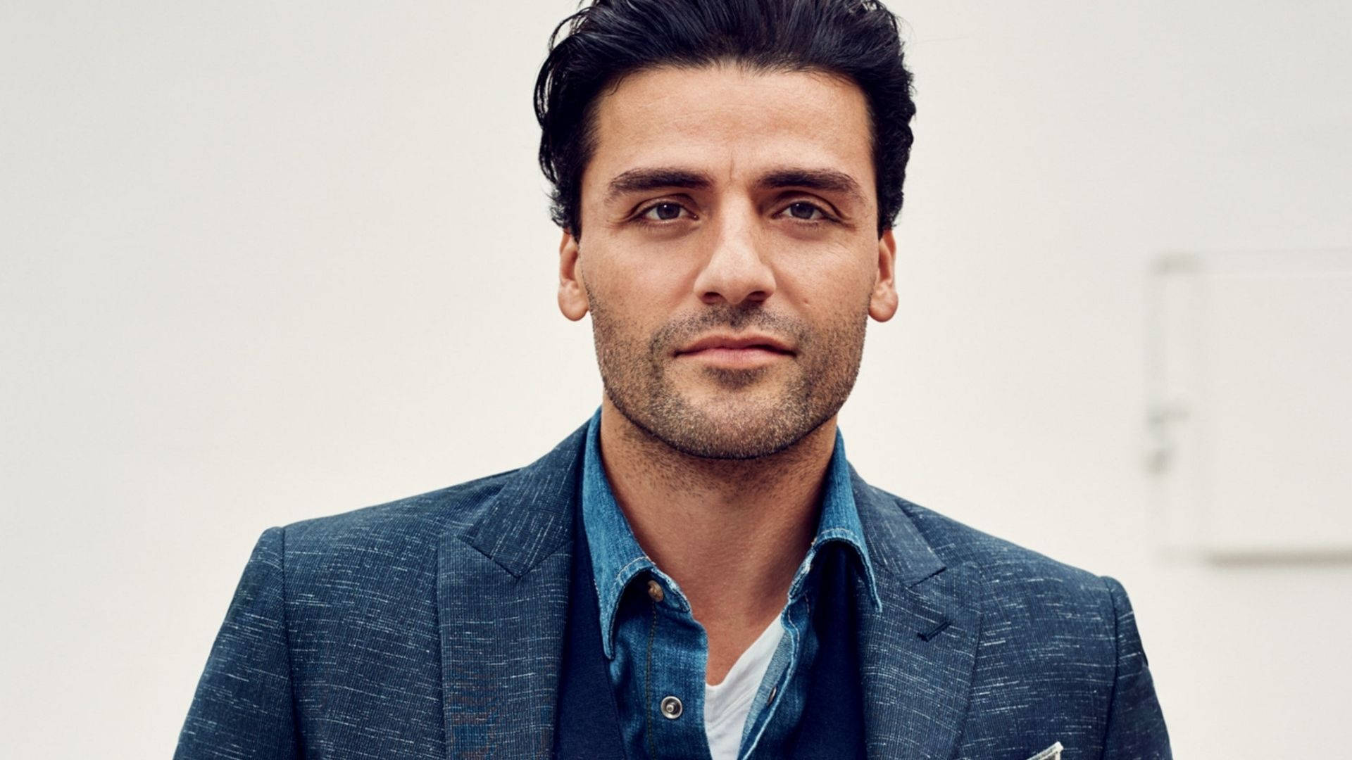 Oscar Isaac Fashionable Outfit Wallpaper