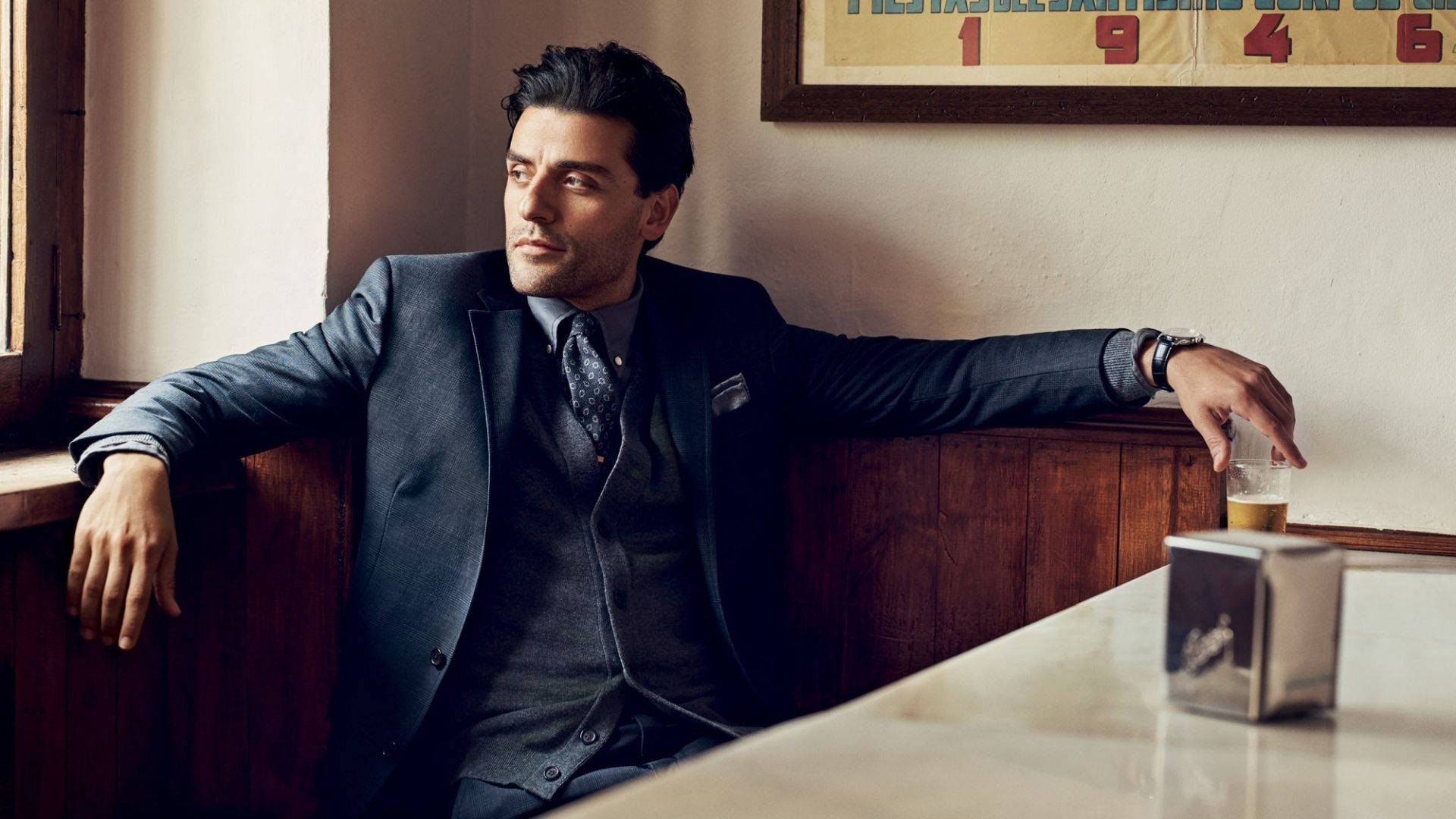 Oscar Isaac In Suit Wallpaper