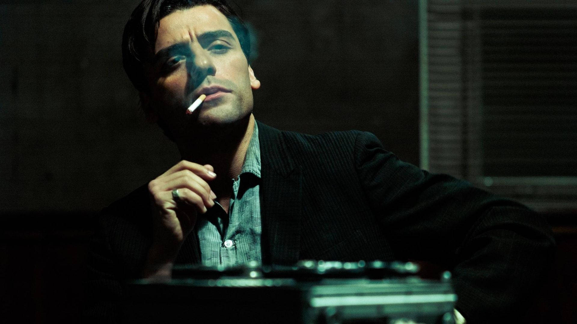 Oscar Isaac Smoking A Cigar Wallpaper