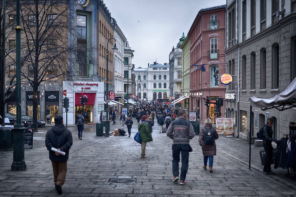 Personeche Camminano Per Le Strade Della Città Di Oslo Sfondo