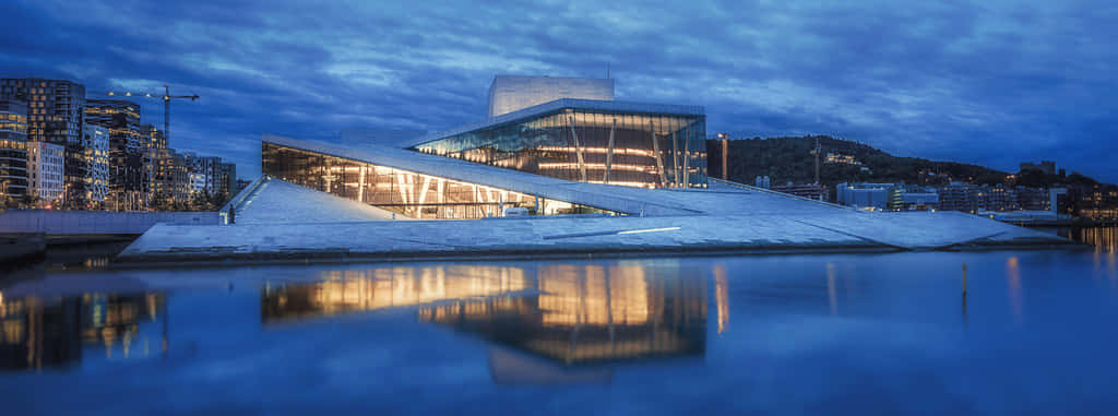 Operaen i Oslo med roligt vand Wallpaper