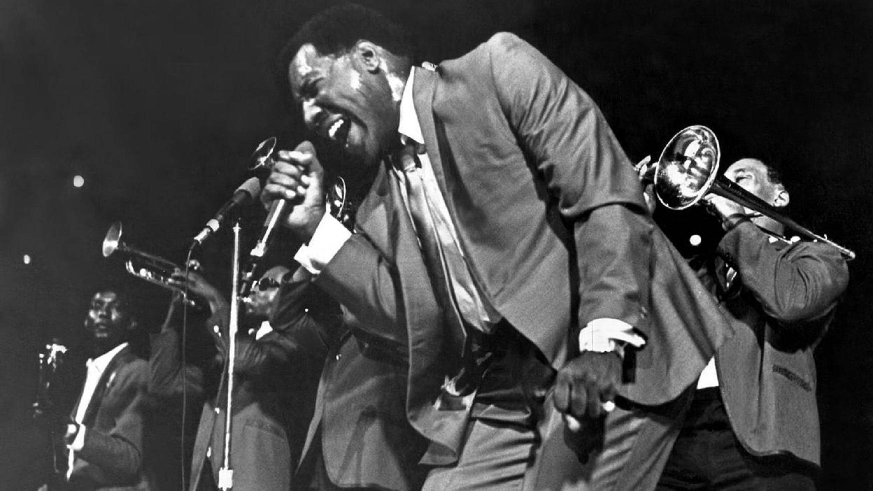 Otisredding Sjunger Med Ett Brassband. (when Discussing A Wallpaper Featuring An Image Of Otis Redding Performing With A Brass Band) Wallpaper