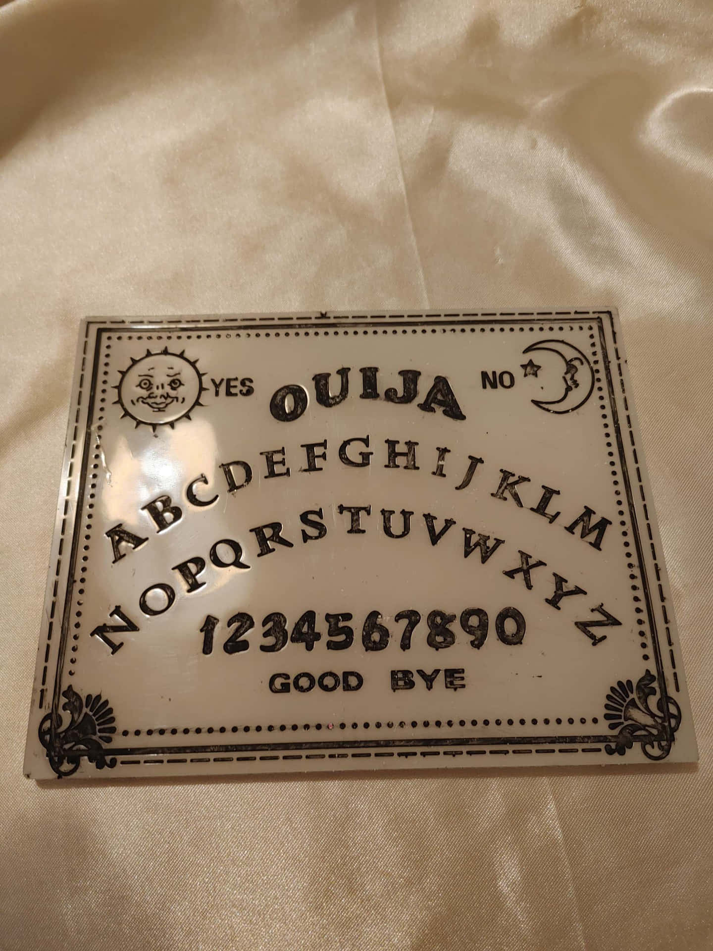 Uppnåkraften Från Andevärlden Med En Ouija-bräda.