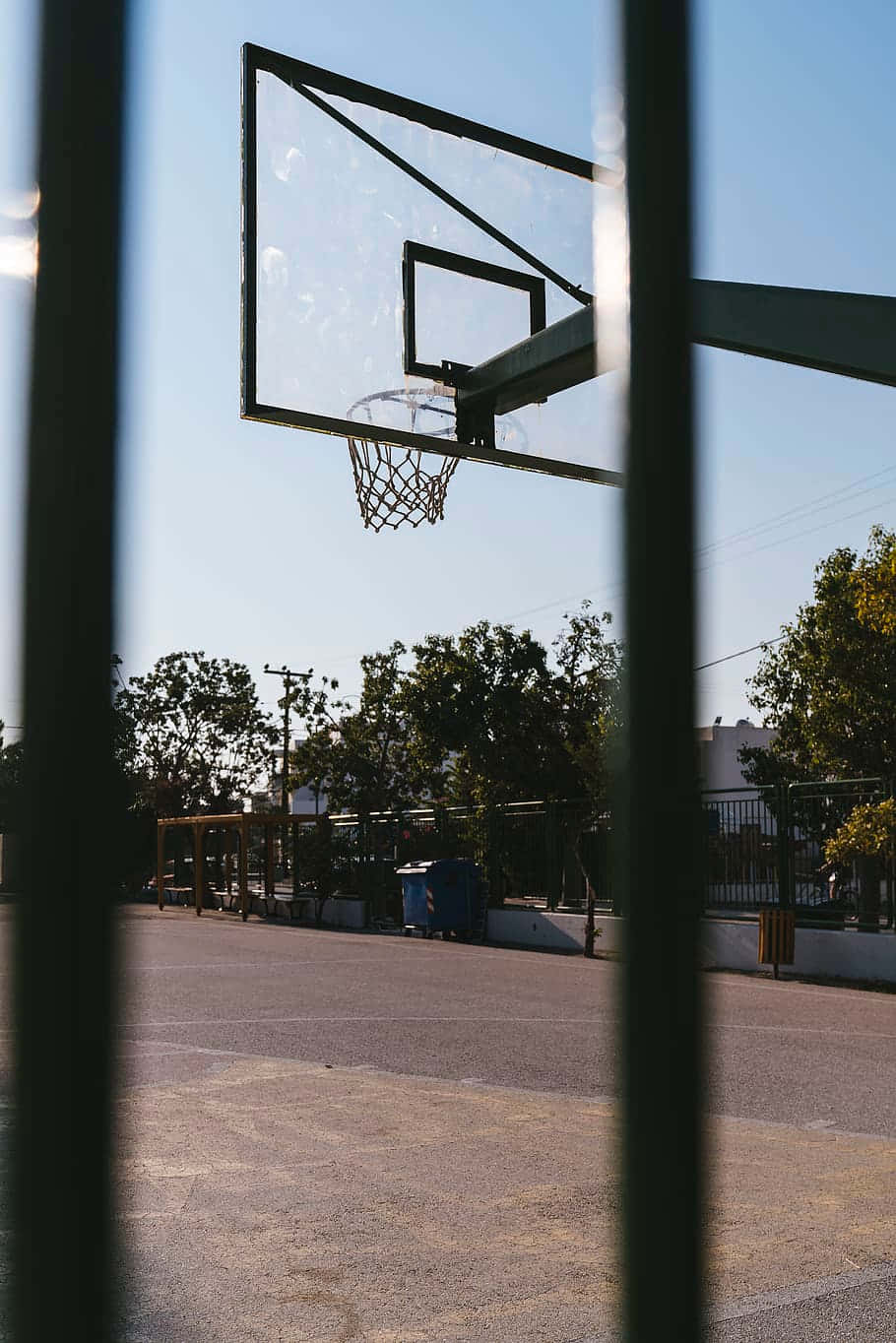 Buiten Basketbal Court Door Hek Achtergrond