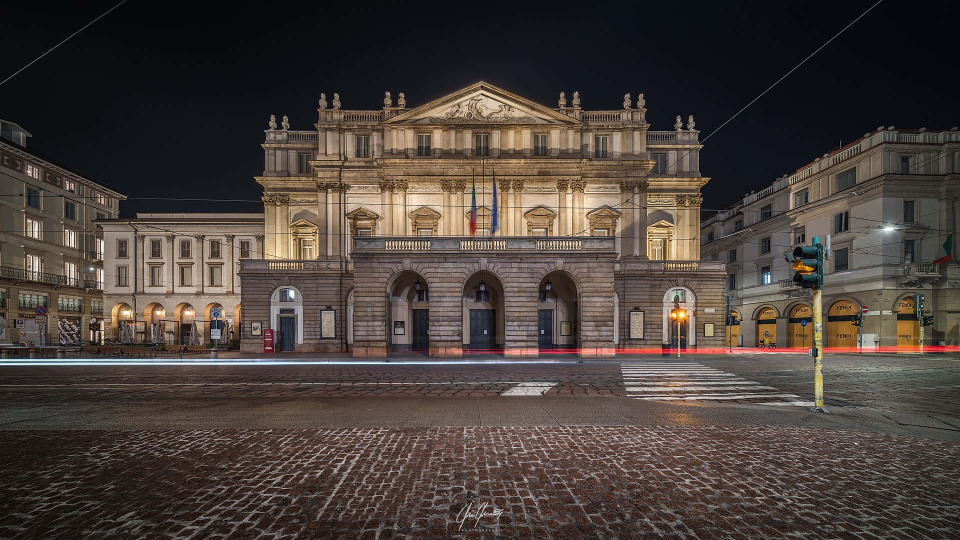 Fueradel Teatro De La Scala De Noche Fondo de pantalla