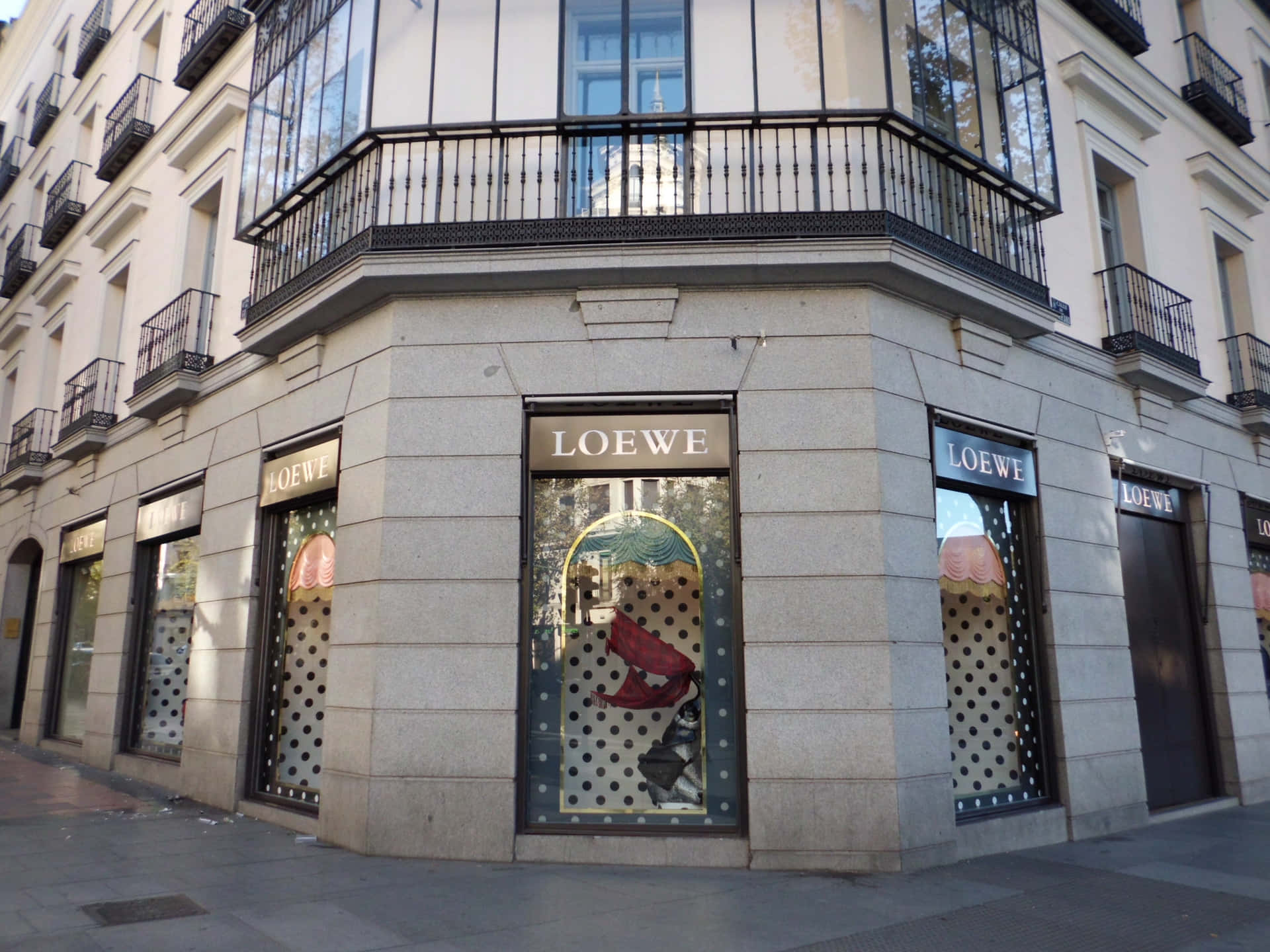 Fuerade La Tienda De Loewe En Madrid Fondo de pantalla