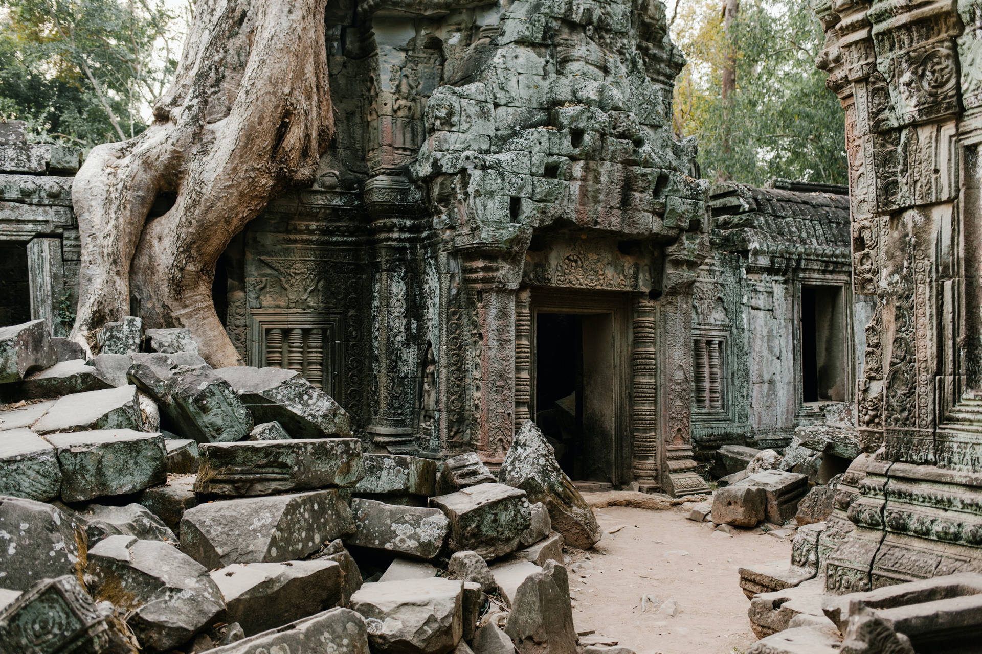 Rovineingombre Di Angkor Wat Con Mattoni Caduti. Sfondo