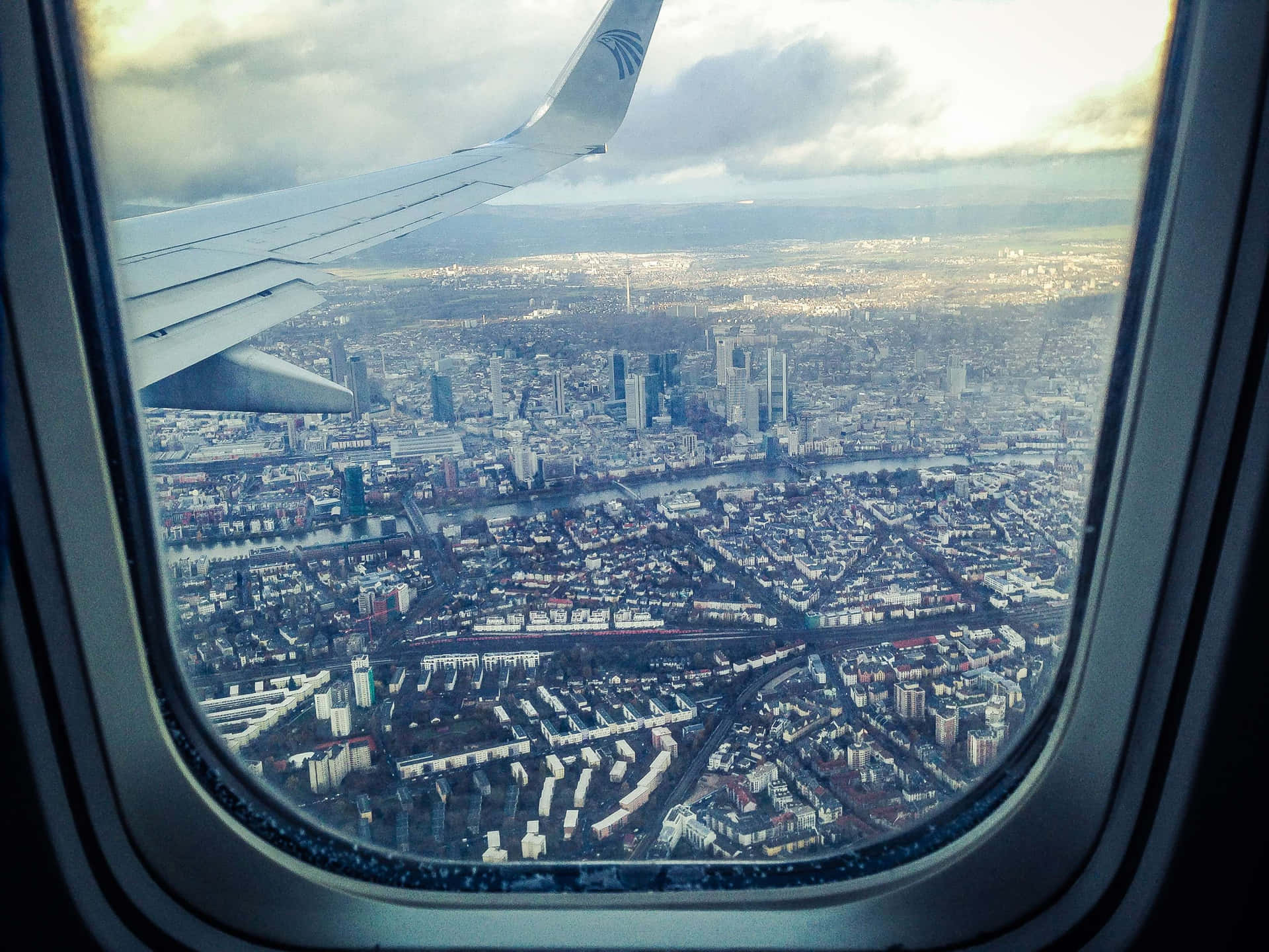 Stadtblickbeim Blick Aus Dem Flugzeug Wallpaper