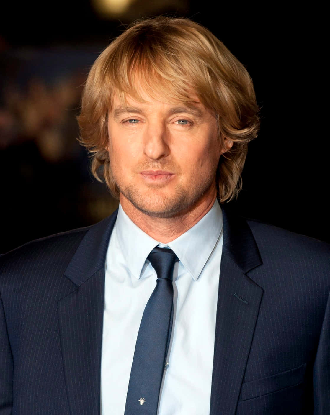 Owen Wilson Glimlachend Poseert Voor Een Close-up Achtergrond