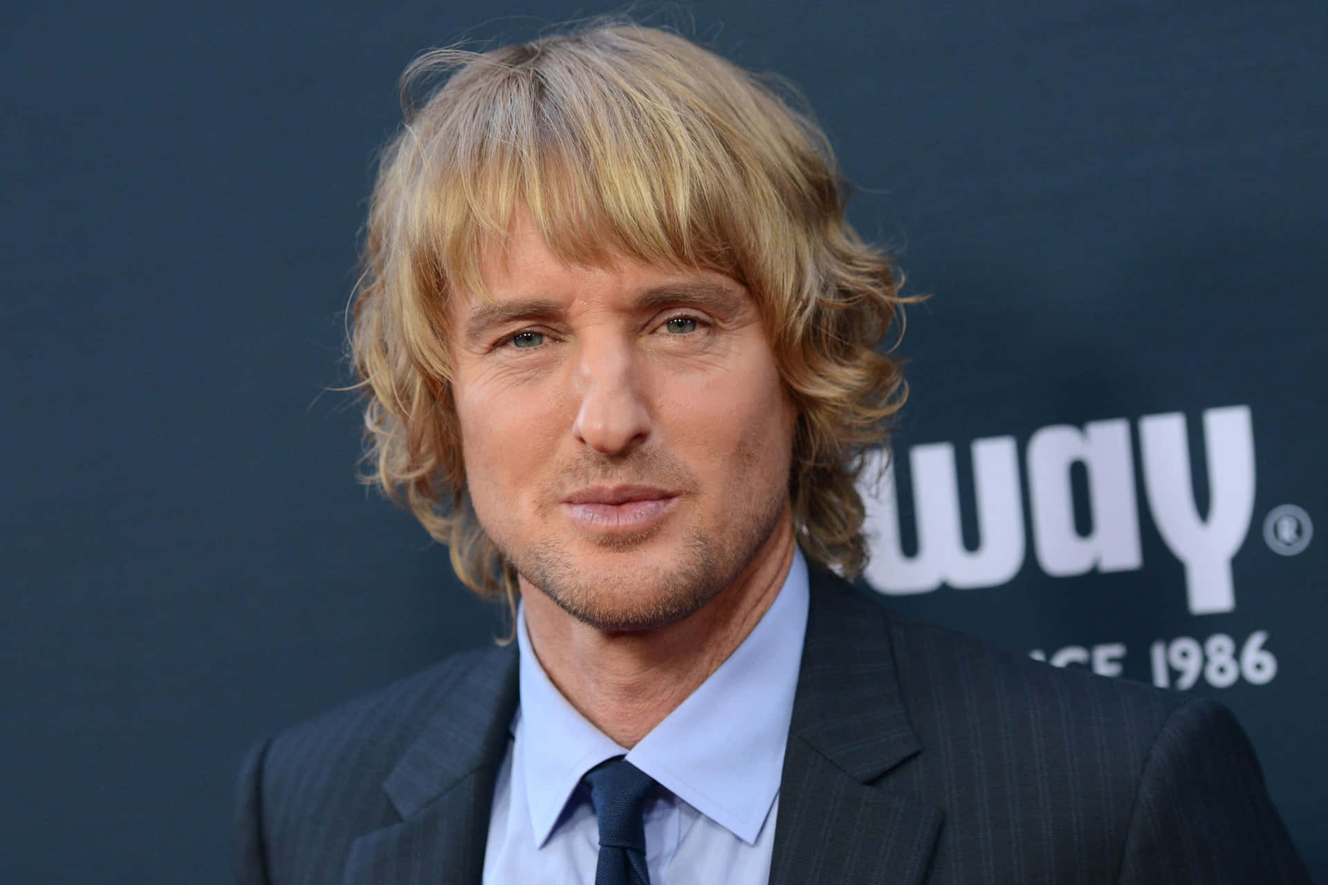 Acteur Owen Wilson Poseert Voor Een Foto Achtergrond