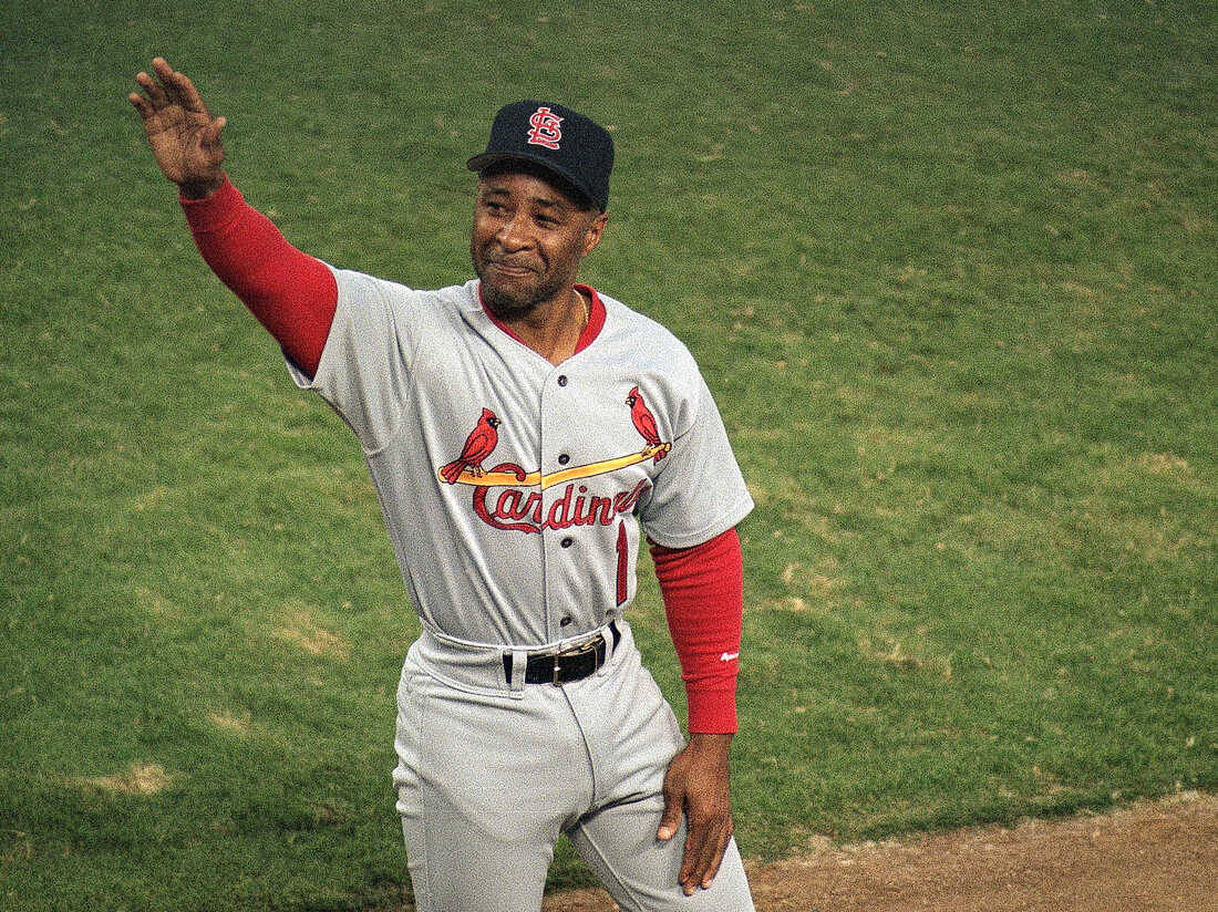 Ozzie Smith Greets Audience Wallpaper