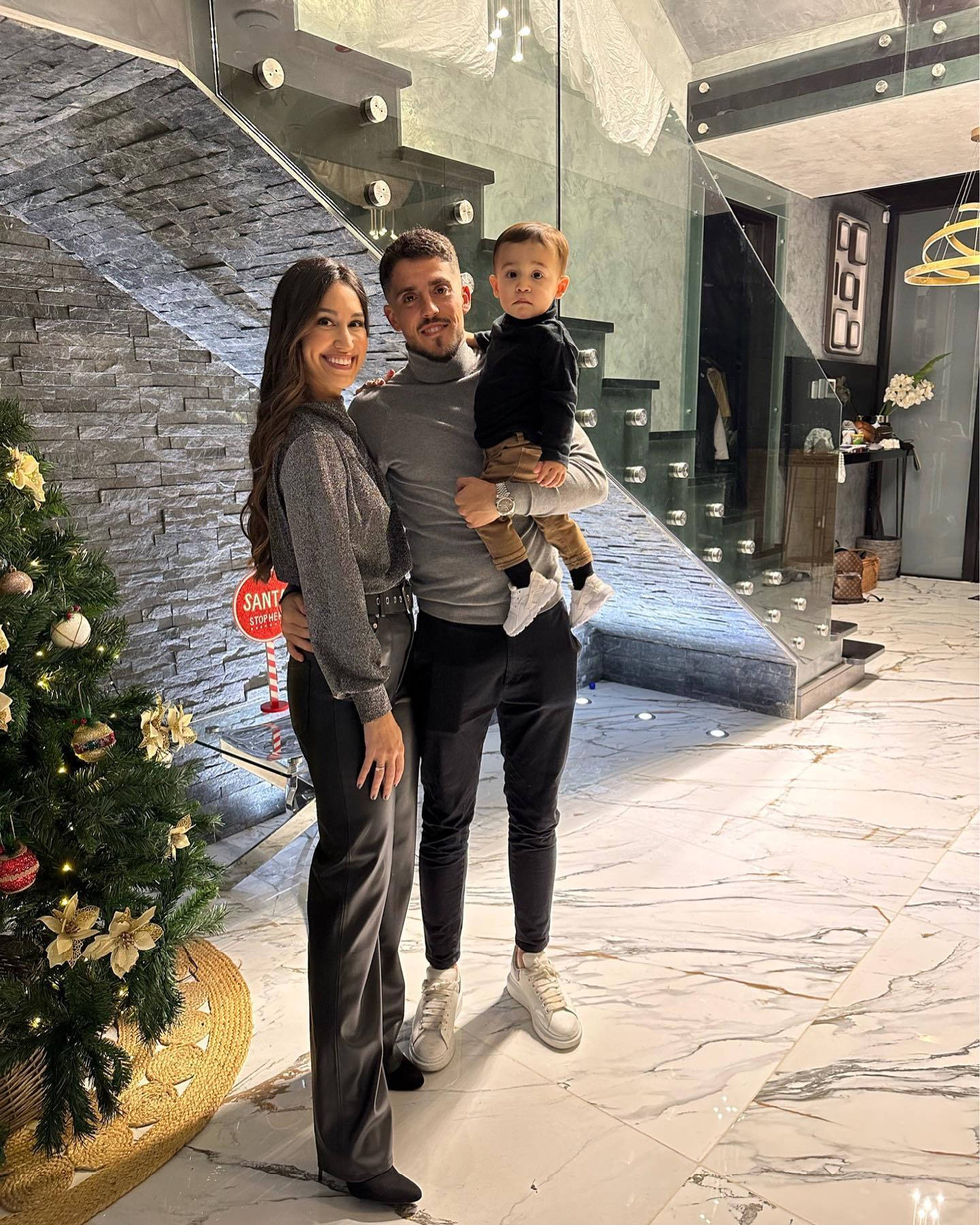 Pablo Fornals Family Gray Christmas Wallpaper