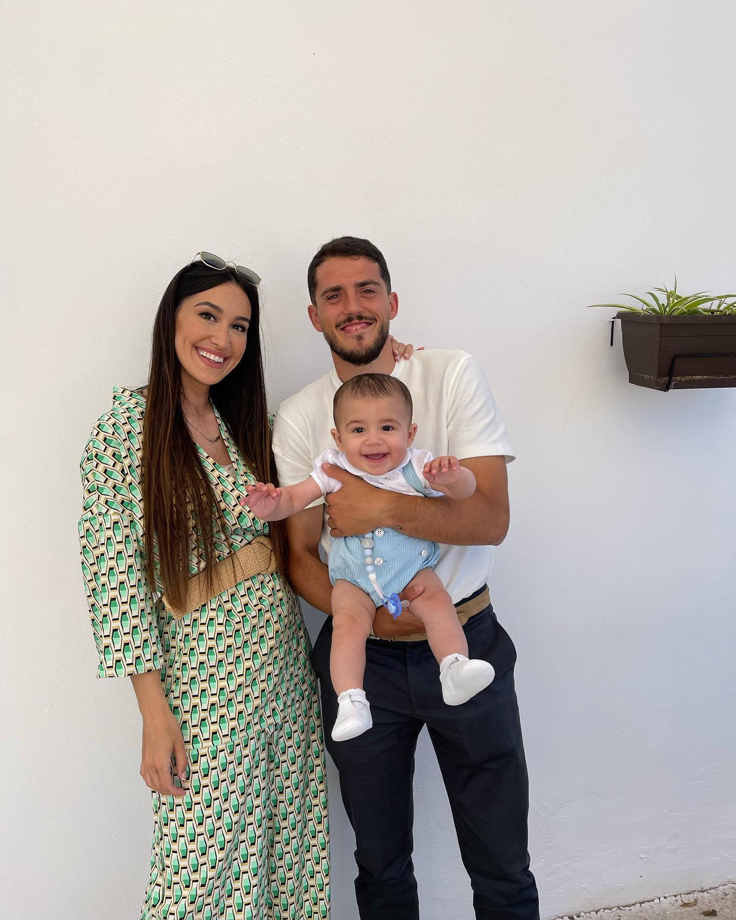 Pablo Fornals Family Photo Wallpaper