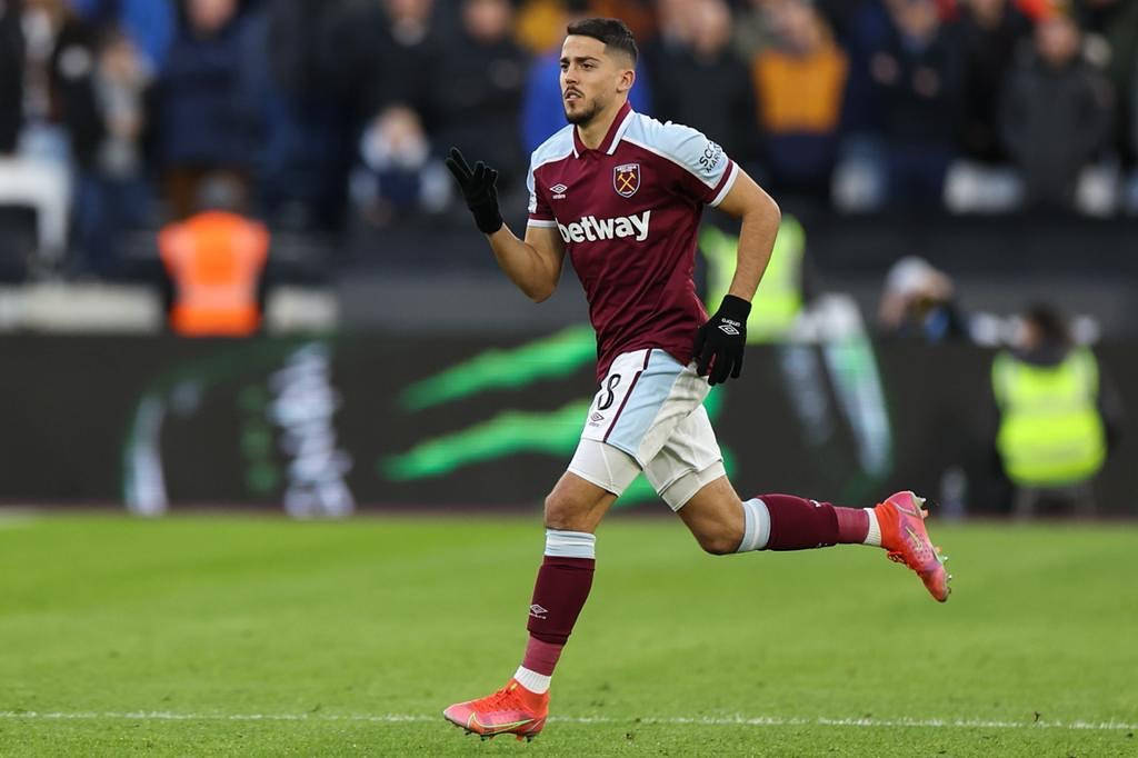 Pablo Fornals Red And Maroon Wallpaper
