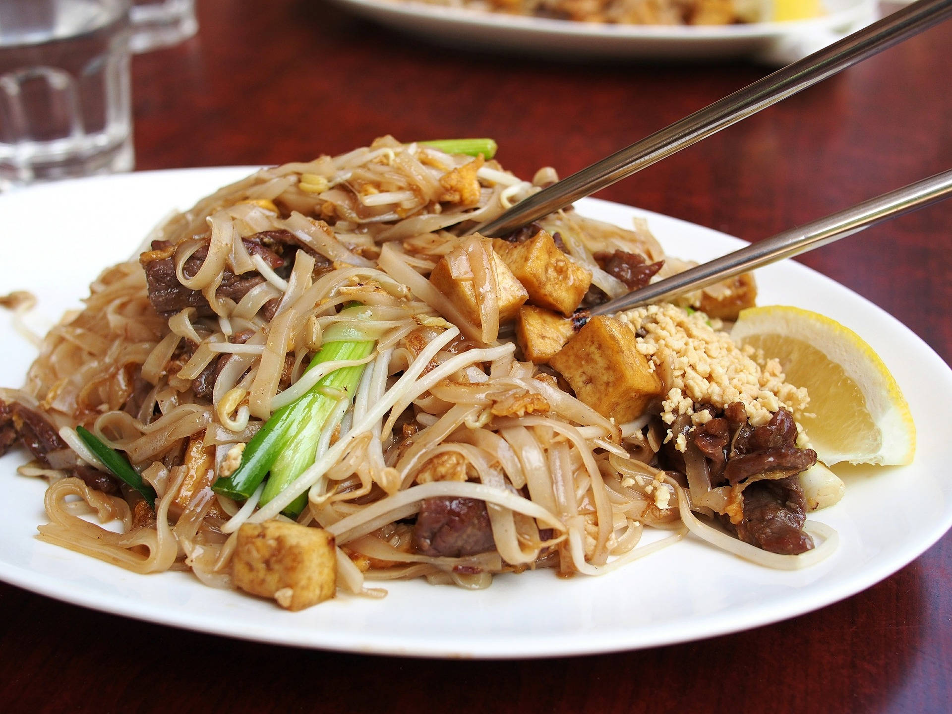 Spaghettidi Riso Pad Thai Con Tofu E Carne Sfondo
