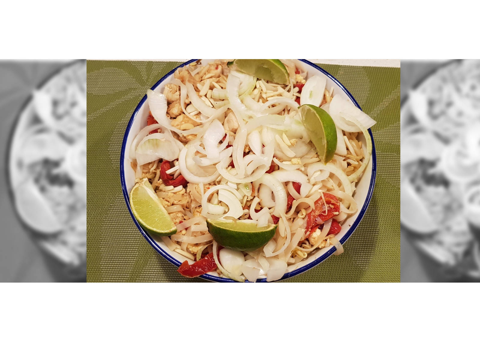 Pad Thai Noodles With White Onions Wallpaper