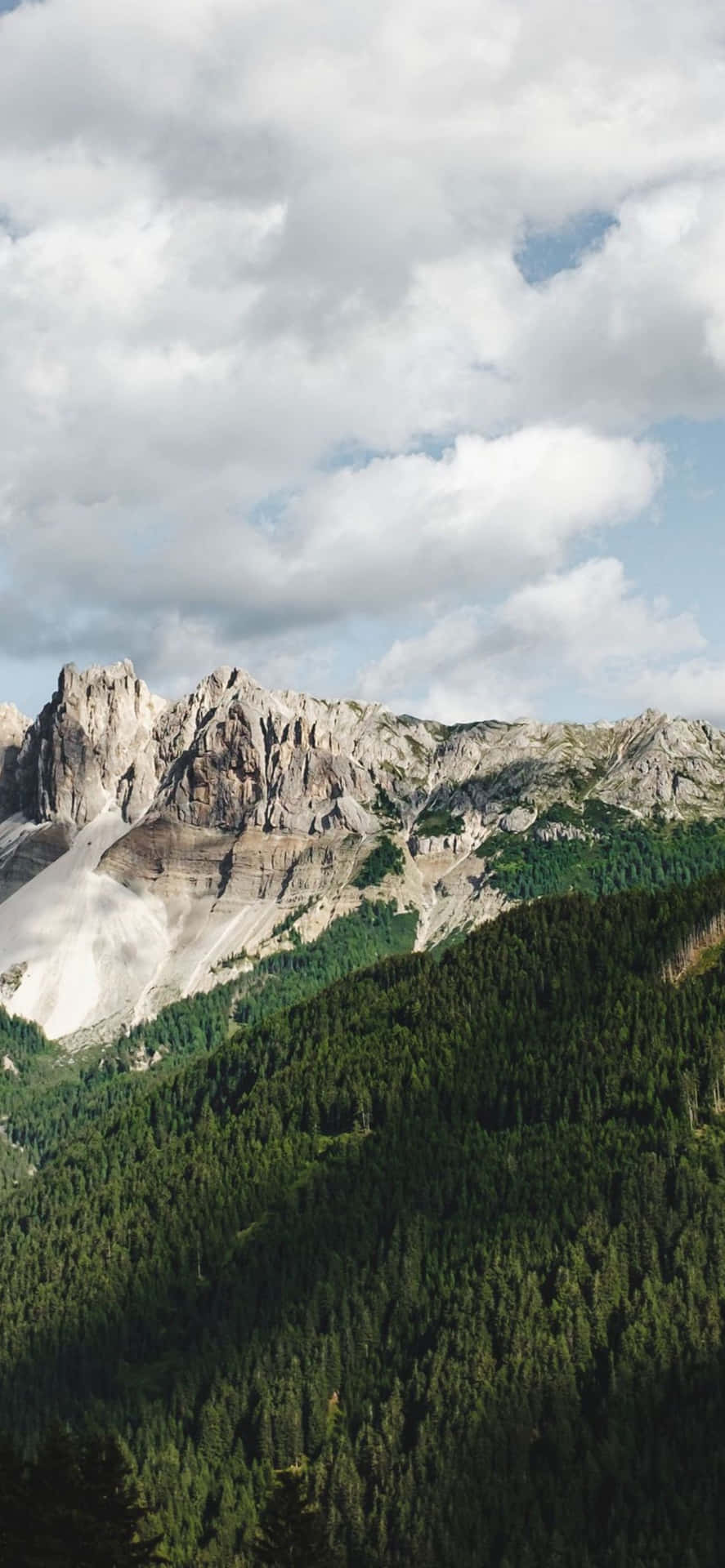 Paesaggiodi Montagna Maestoso Come Sfondo Dell'iphone.