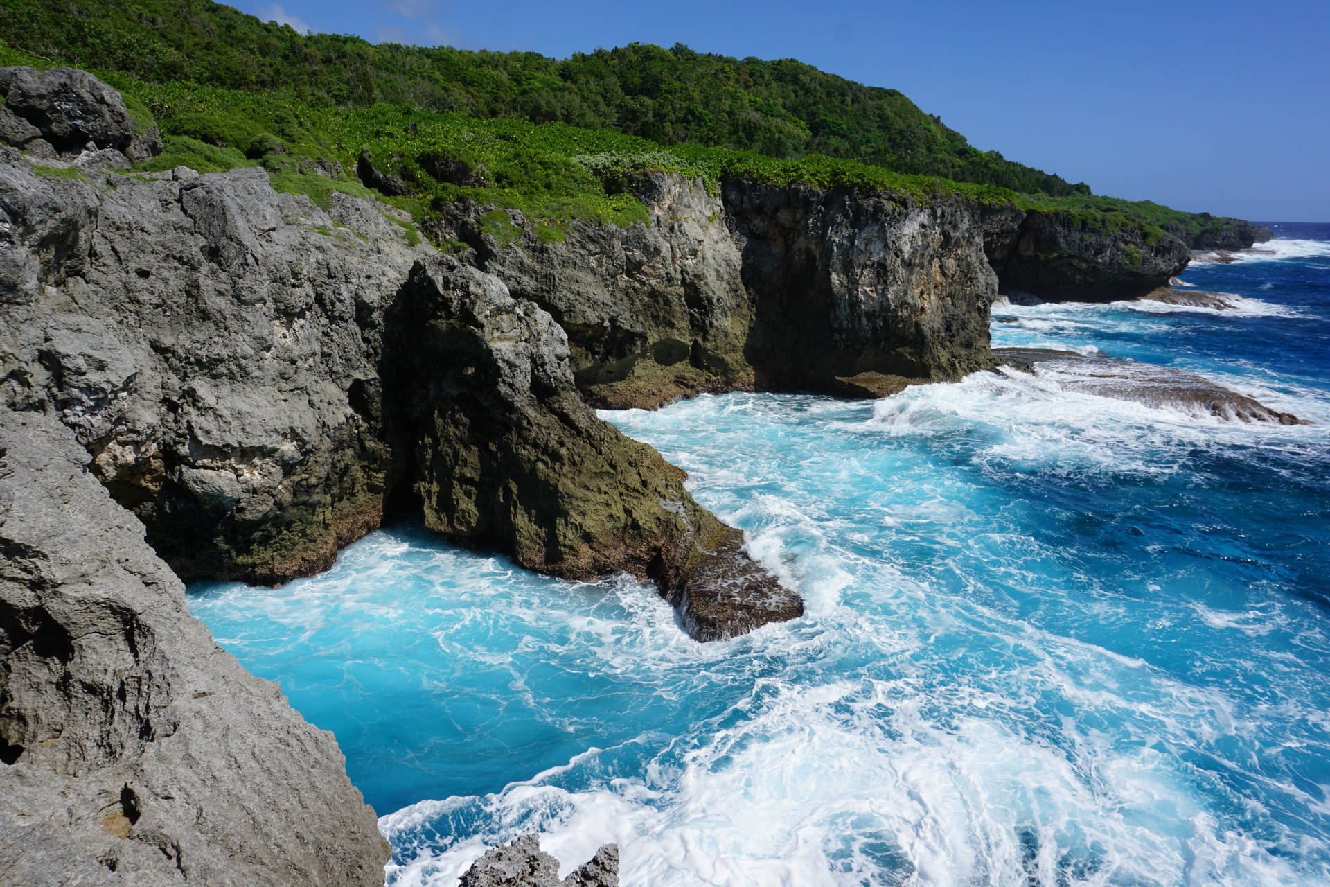 Puntode Inicio Del Sendero De La Cueva Pagat En Guam. Fondo de pantalla
