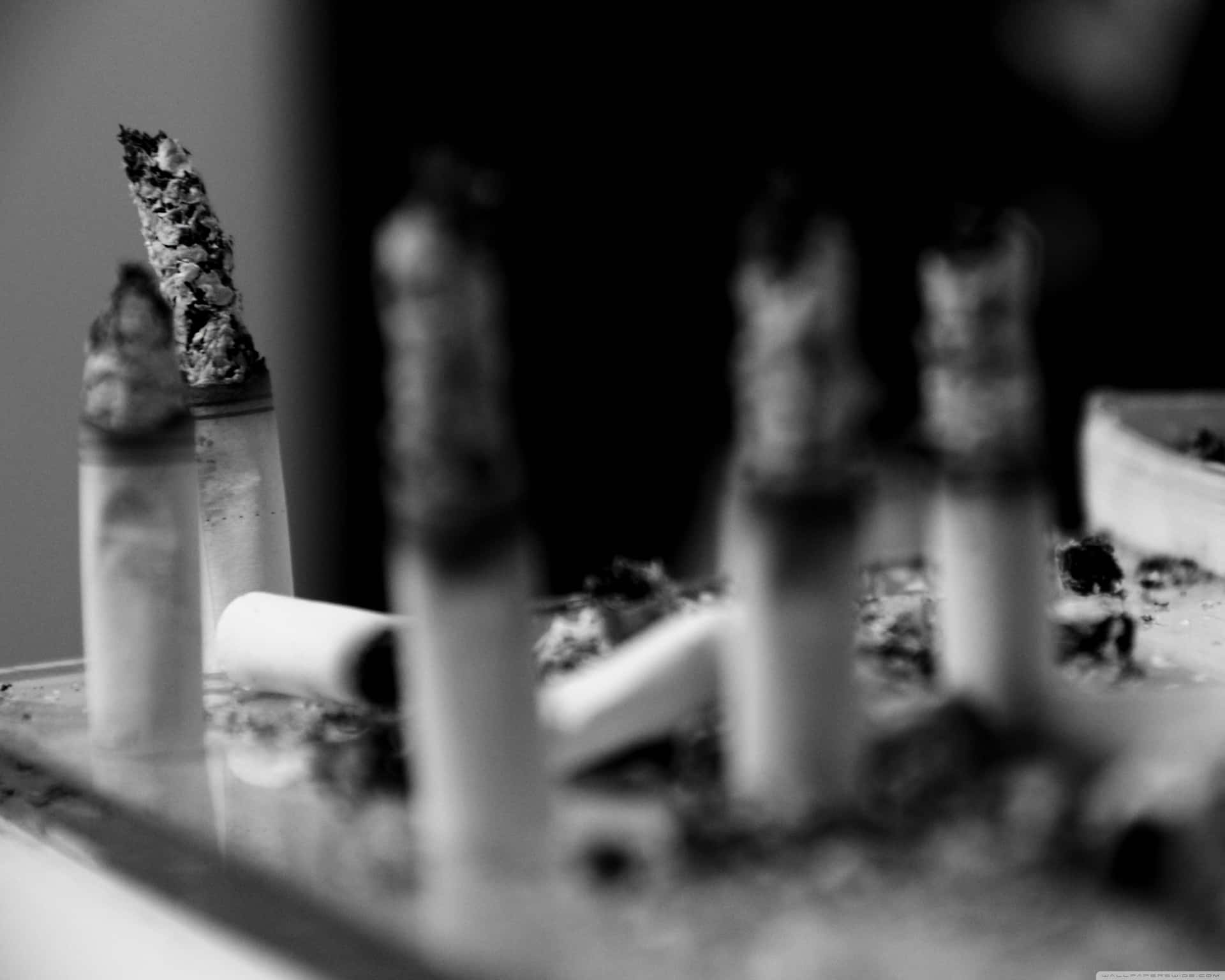 Ceneredi Sigaretta Su Un Tavolo Sfondo