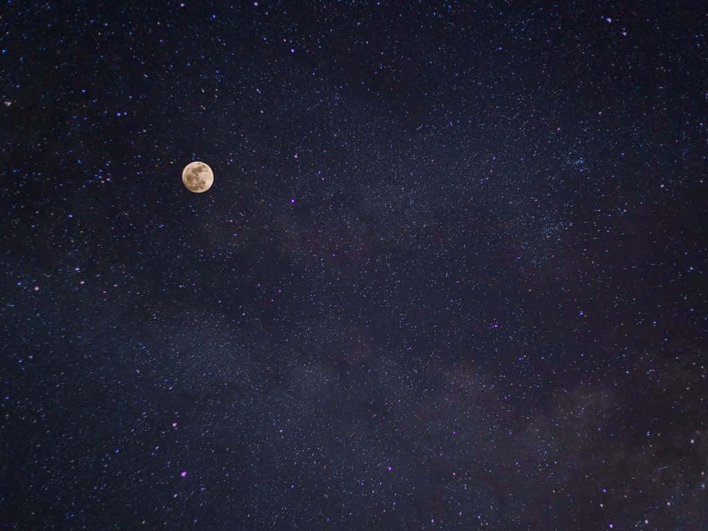 Paisajede Ensueño Celestial: Luna Y Estrellas En El Cielo Nocturno.