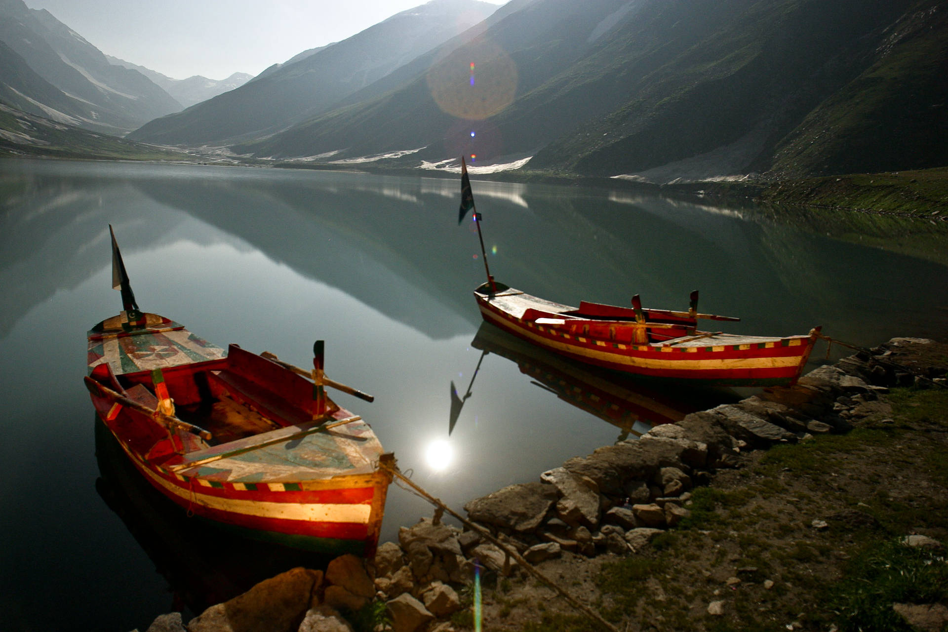 Pakistan Incandescente Lago Barche Sfondo