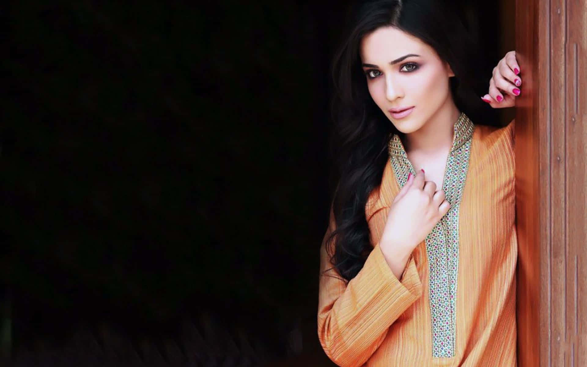 Pakistaniischesmädchen Mit Orangem Blusentop Wallpaper