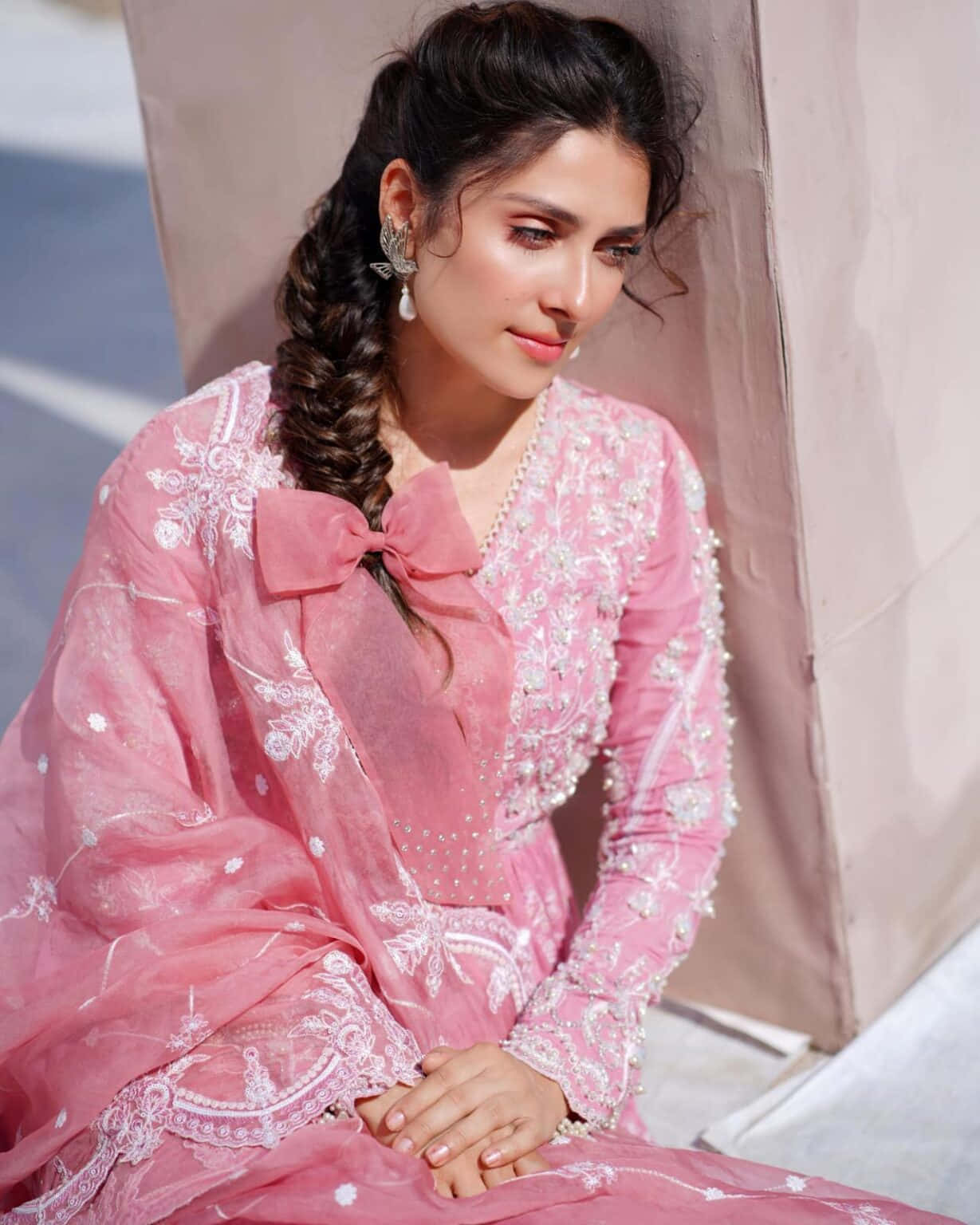 Imagende La Chica Pakistaní Ayeza Khan Con Vestido Rosa.