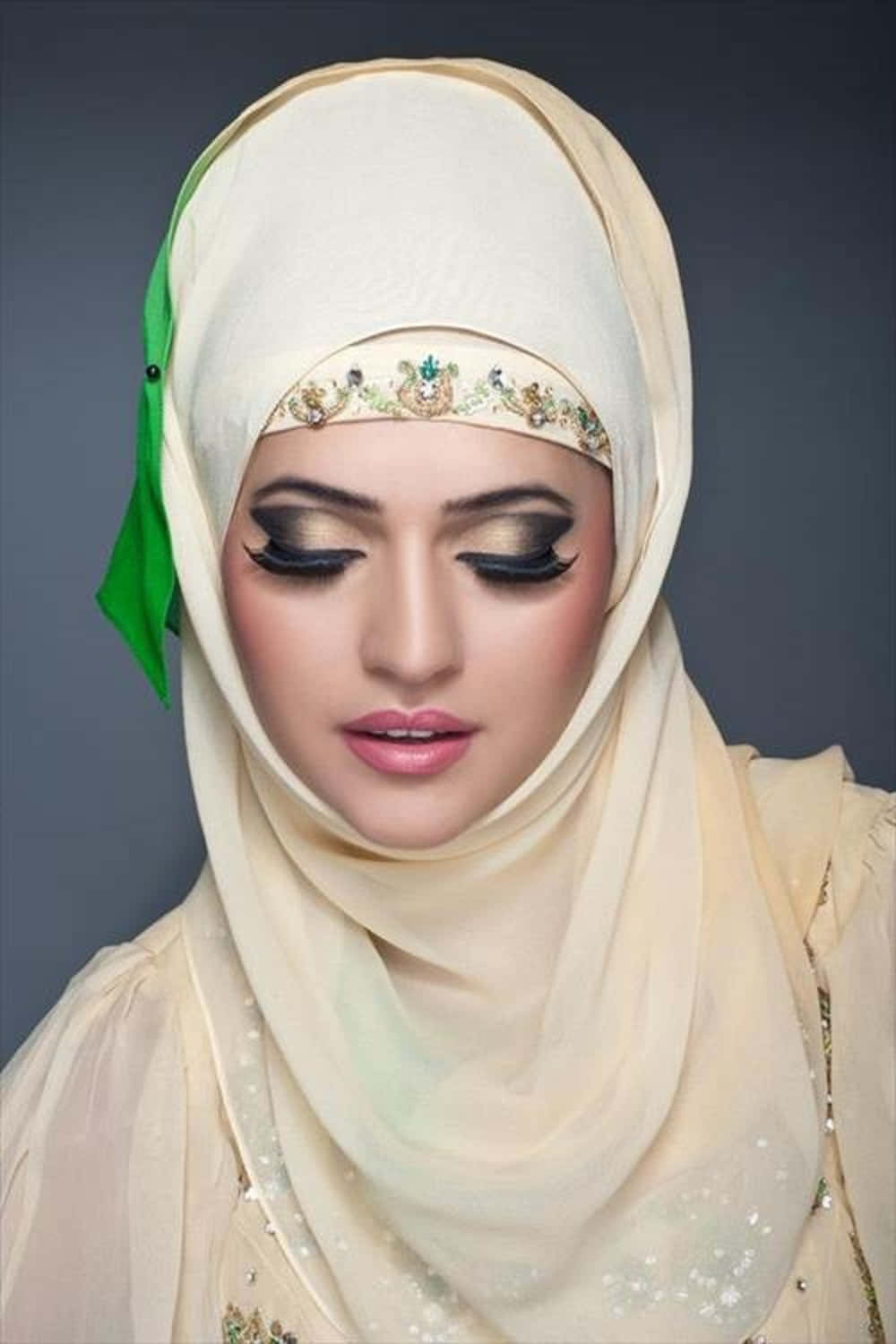 Pakistanskflicka Som Bär En Elegant Hijab Bild.
