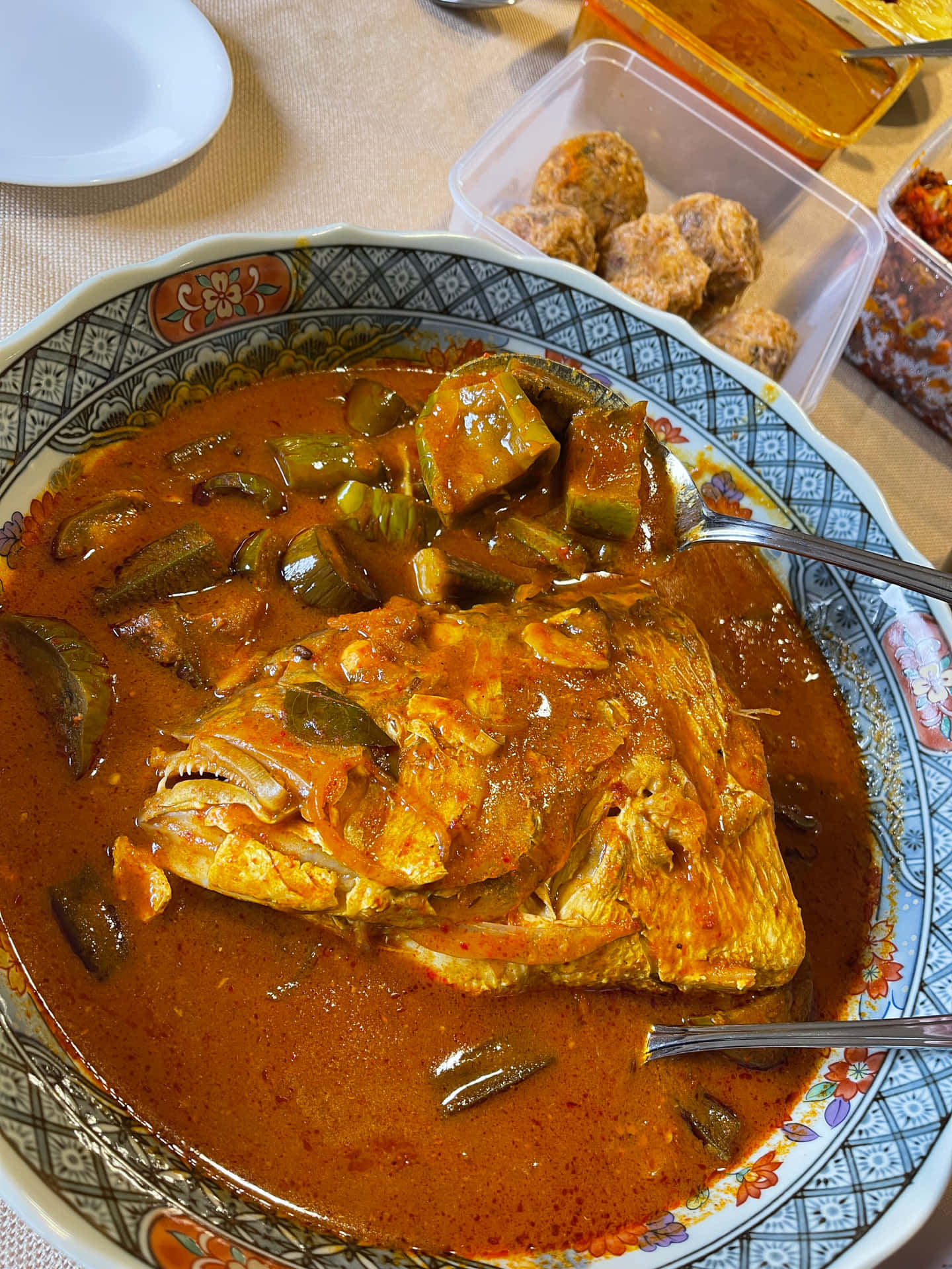 Piattidi Curry Di Testa Di Pesce Gustosi Da Servire Sfondo