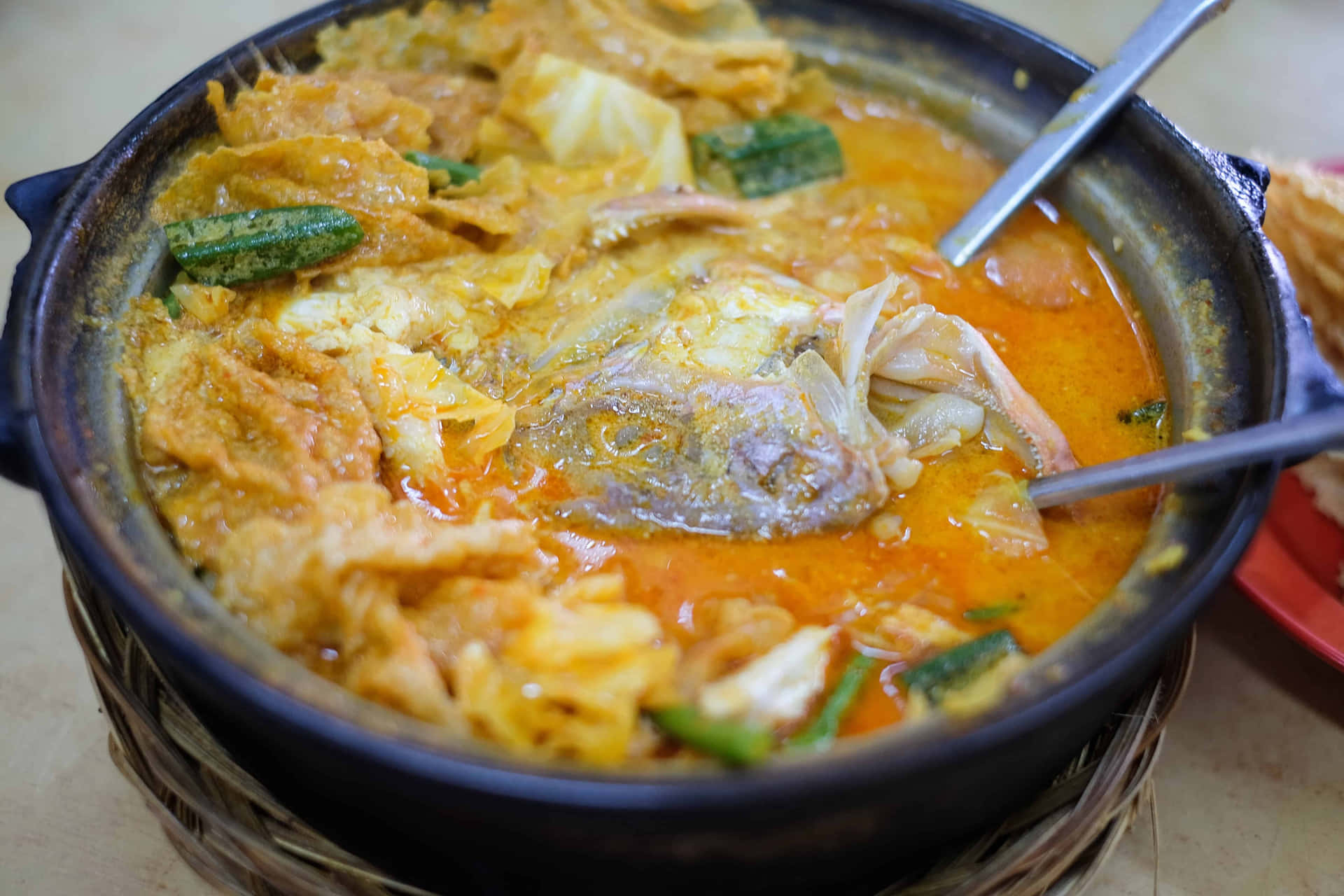 Deliciosoplato Singapurés De Curry De Cabeza De Pescado En Primer Plano. Fondo de pantalla